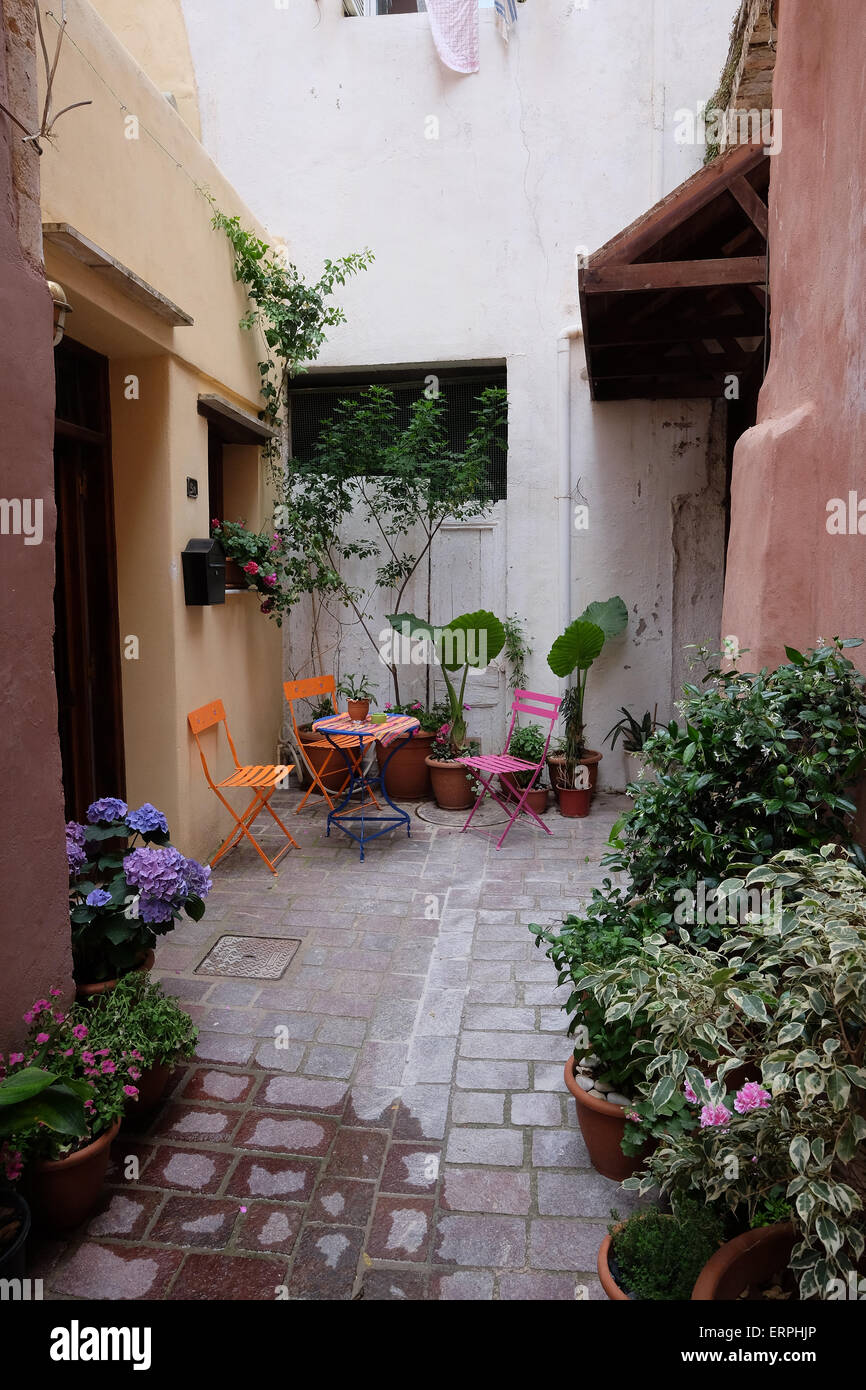 Kreta, Chania Altstadt, Stadt, Hof, Griechenland, griechische, mittelalterlich, historisch, Blumen, Pflanzen, Tür Stockfoto