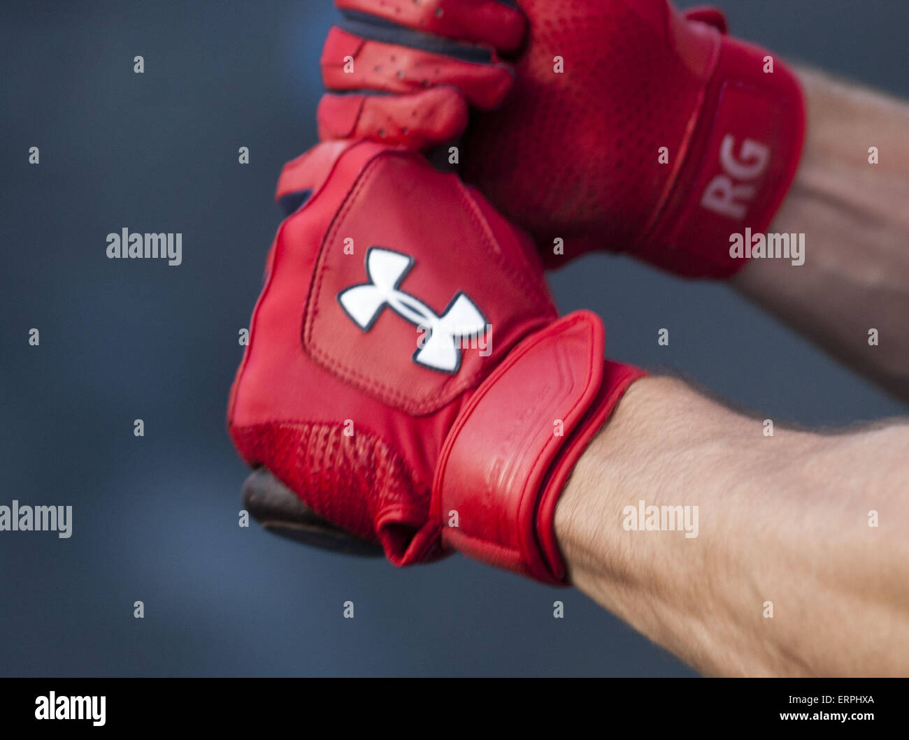 Los Angeles, Kalifornien, USA. 5. Juni 2015. St. Louis Cardinals trägt Armour batting Handschuhe während des Spiels gegen die Los Angeles Dodgers Dodgers Stadium am Donnerstag, 04 Juni, 2015.ARMANDO ARORIZO Credit: Armando Arorizo/Prensa Internacional/ZUMA Draht/Alamy Live News Stockfoto