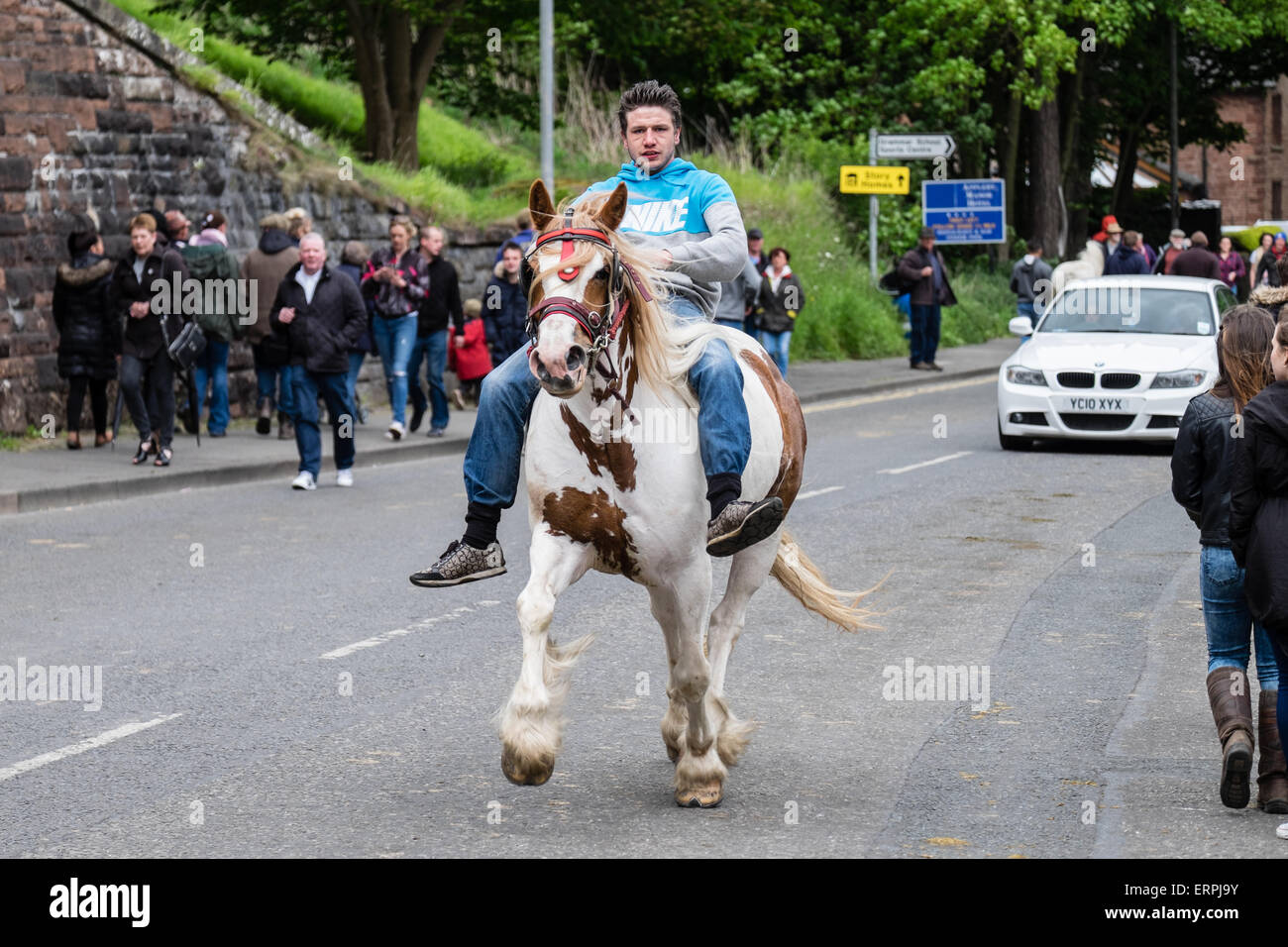 Appleby in Westmorland, Cumbria UK. 6. Juni 2015. Mitglieder der britischen Zigeuner und Reisenden Gemeinschaften konvergieren auf den nördlichen englischen Stadt Appleby. Pferd Messen haben in der Stadt, hoch in den Walliser Bergen von Nordengland seit 1685 stattgefunden. Für Mitglieder der Zigeuner und Reisenden Gemeinschaften ist es eine Gelegenheit kaufen und verkaufen Pferde und um alte Freunde, sondern das Ereignis gerecht zu werden hat immer einen guten Ruf für die Gefahr für Fußgänger und Pferde verursacht, wie sie mit Geschwindigkeit entlang einer schmalen Gassen in und rund um die Stadt getrieben werden. Bildnachweis: Ian Wray Alamy Live-Nachrichten. Stockfoto