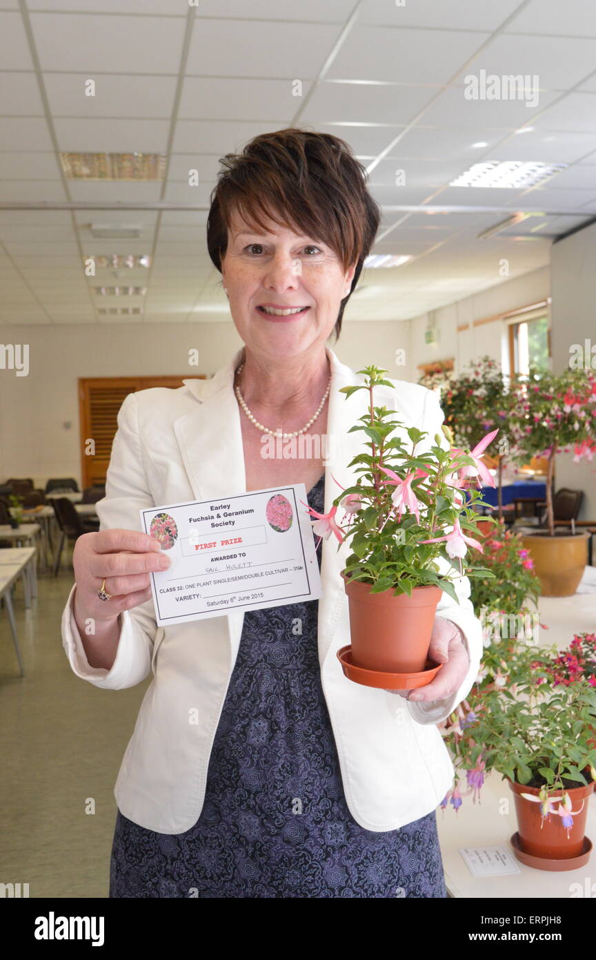 Frau mit preisgekrönten Fuchsia im Blumentopf Flower Show. Vivienne Johnson/Alamy Live-Nachrichten Stockfoto