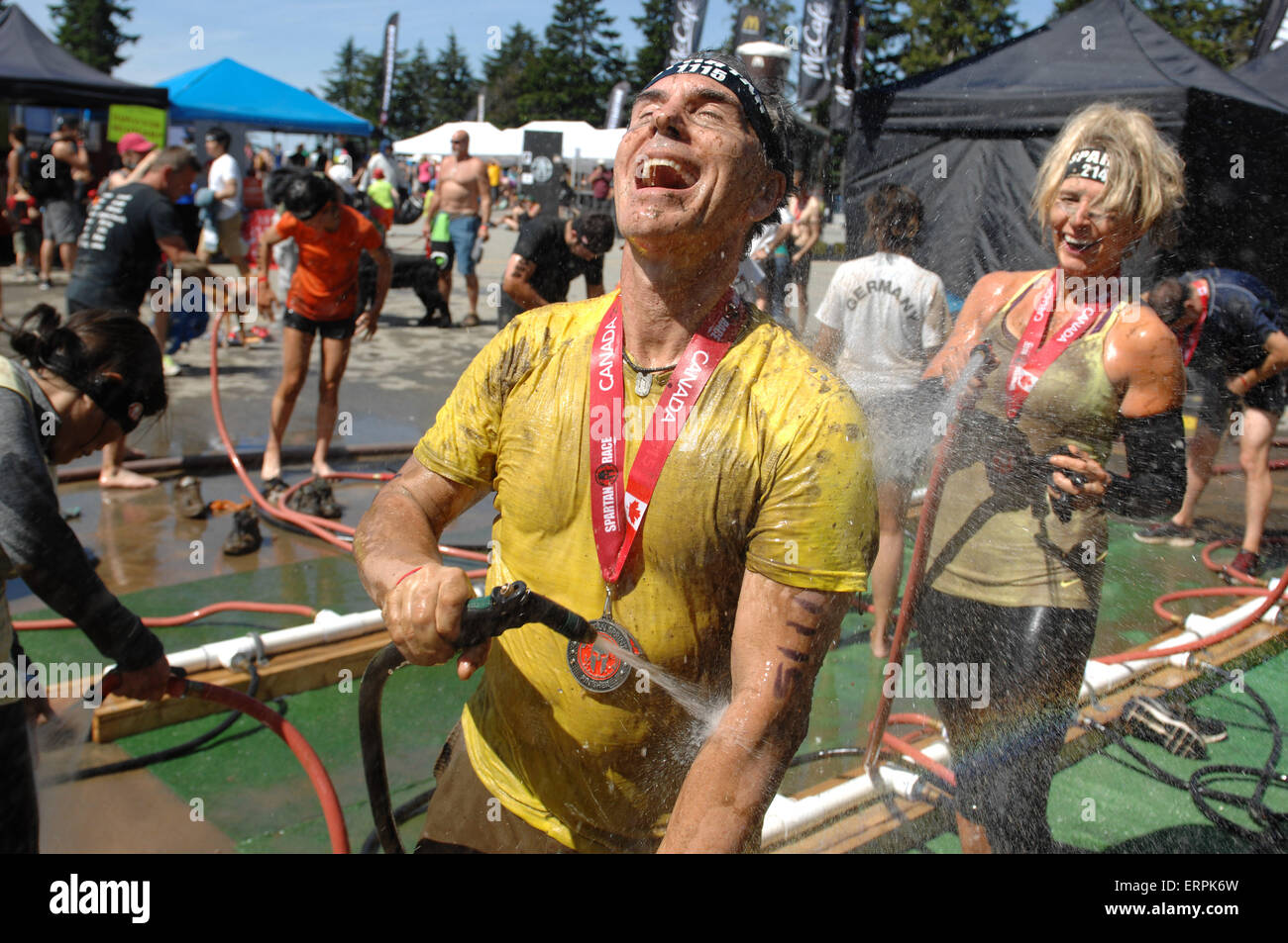 Vancouver, Kanada. 6. Juni 2015. Wettbewerber abwaschen Schlamm in das Jahr 2015 Spartan Race Hindernis racing Challenge in North Vancouver, Kanada, 6. Juni 2015. Spartan Race besteht aus der spartanischen Sprint (3-Meilen-Hindernis-Rennen), Trail Rennen, Schlamm läuft, tough-Mudder läuft, Krieger Dash, Speer werfen, Kletterwand und die American Gladiators. Bildnachweis: Sergei Bachlakov/Xinhua/Alamy Live-Nachrichten Stockfoto Vancouver, Kanada. 6. Juni 2015. Wettbewerber abwaschen Schlamm in das Jahr 2015 Spartan Race Hindernis racing Challenge in North Vancouver, Kanada, 6. Juni 2015. Spartan Race besteht aus der spartanischen Sprint (3-Meilen-Hindernis-Rennen), Trail Rennen, Schlamm läuft, tough-Mudder läuft, Krieger Dash, Speer werfen, Kletterwand und die American Gladiators. Bildnachweis: Sergei Bachlakov/Xinhua/Alamy Live-Nachrichten Stockfoto
