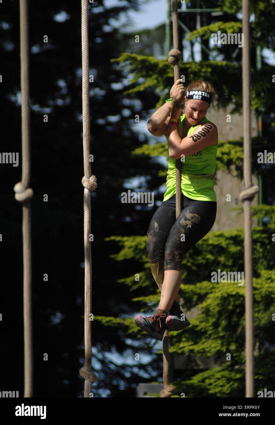 Vancouver, Kanada. 6. Juni 2015. Ein Konkurrent beteiligt sich an der 2015 Spartan Race Hindernis racing Challenge in North Vancouver, Kanada, 6. Juni 2015. Spartan Race besteht aus der spartanischen Sprint (3-Meilen-Hindernis-Rennen), Trail Rennen, Schlamm läuft, tough-Mudder läuft, Krieger Dash, Speer werfen, Kletterwand und die American Gladiators. Bildnachweis: Sergei Bachlakov/Xinhua/Alamy Live-Nachrichten Stockfoto Vancouver, Kanada. 6. Juni 2015. Ein Konkurrent beteiligt sich an der 2015 Spartan Race Hindernis racing Challenge in North Vancouver, Kanada, 6. Juni 2015. Spartan Race besteht aus der spartanischen Sprint (3-Meilen-Hindernis-Rennen), Trail Rennen, Schlamm läuft, tough-Mudder läuft, Krieger Dash, Speer werfen, Kletterwand und die American Gladiators. Bildnachweis: Sergei Bachlakov/Xinhua/Alamy Live-Nachrichten Stockfoto