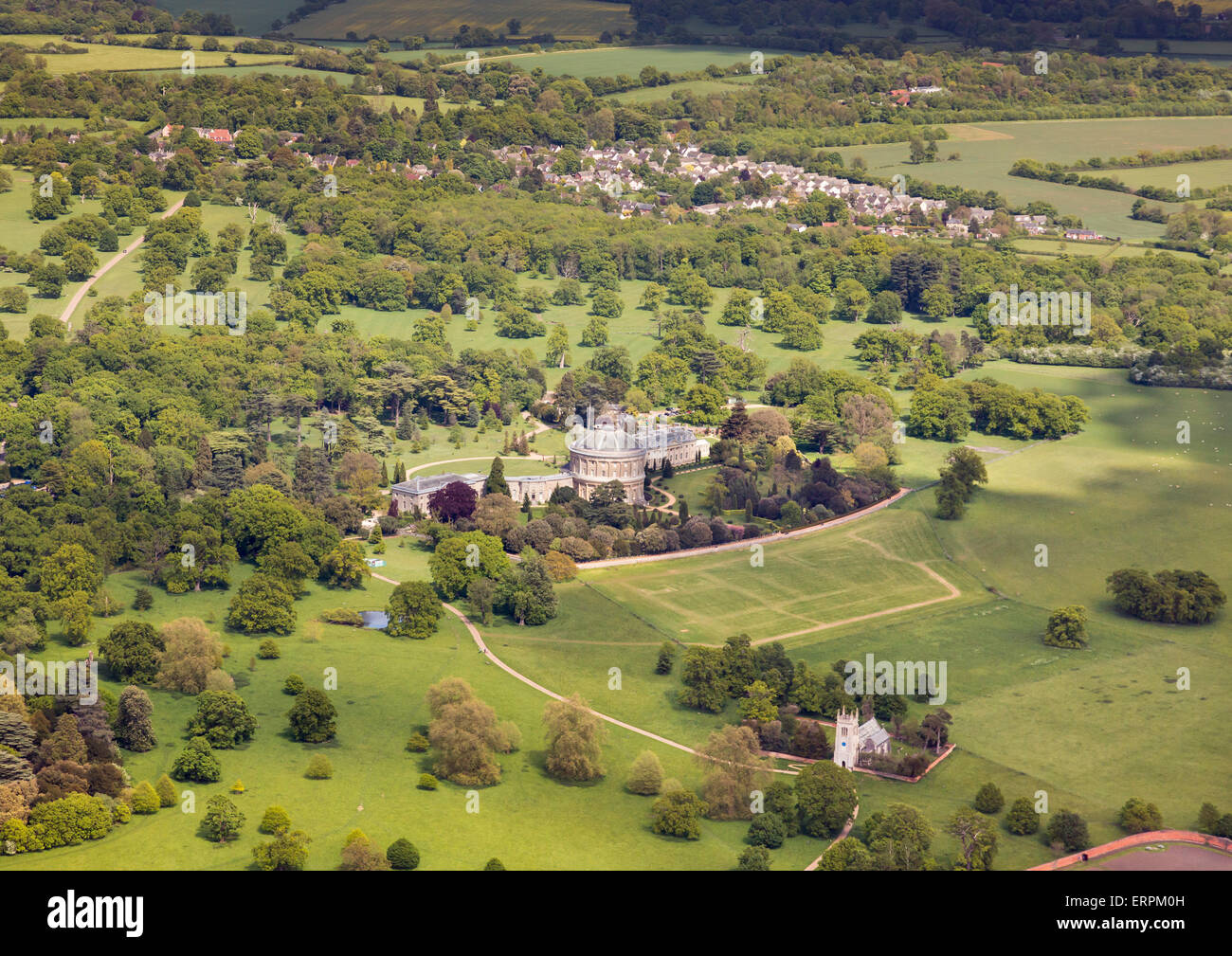 Ickworth House in Suffolk, UK im Besitz des National Trust mit Horringer Dorf im Hintergrund Stockfoto