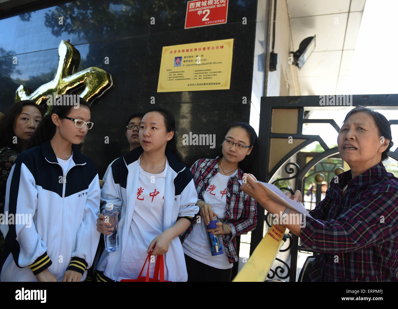 Peking, China. 7. Juni 2015. Kandidaten warten Nr. 4 High Shool für die nationalen College-Aufnahmeprüfung in Peking, Hauptstadt von China, 7. Juni 2015 eingeben. Die zwei-Tages-Prüfungen begann am Sonntag, mit 9,42 Millionen Menschen sitzen für die Prüfungen in diesem Jahr. Dreizehn auf Provinzebene Regionen organisieren auch Prüfungen für weitere Fächer am 9. Juni. Bildnachweis: Luo Xiaoguang/Xinhua/Alamy Live-Nachrichten Stockfoto