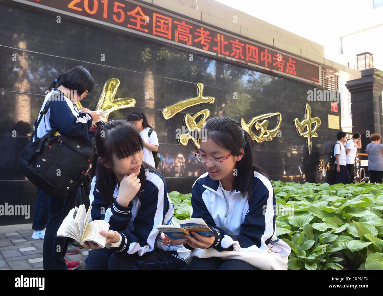 Peking, China. 7. Juni 2015. Kandidaten warten Nr. 4 High Shool für die nationalen College-Aufnahmeprüfung in Peking, Hauptstadt von China, 7. Juni 2015 eingeben. Die zwei-Tages-Prüfungen begann am Sonntag, mit 9,42 Millionen Menschen sitzen für die Prüfungen in diesem Jahr. Dreizehn auf Provinzebene Regionen organisieren auch Prüfungen für weitere Fächer am 9. Juni. Bildnachweis: Luo Xiaoguang/Xinhua/Alamy Live-Nachrichten Stockfoto
