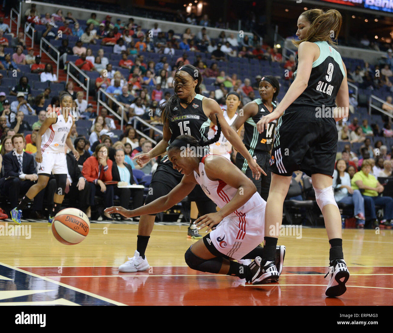 Washington, DC, USA. 6. Juni 2015. Washington Mystics nach vorne, die Kayla Thorton (5) auf den Boden, beim gehen nach dem Ball zwischen New York Liberty fällt Wache Brittany Boyd (15) und Liberty vorwärts Rebecca Allen (9) in der ersten Hälfte im Verizon Center in Washington. Die Mystiker besiegte die Freiheit, 67-62. Bildnachweis: Chuck Myers/ZUMA Draht/Alamy Live-Nachrichten Stockfoto