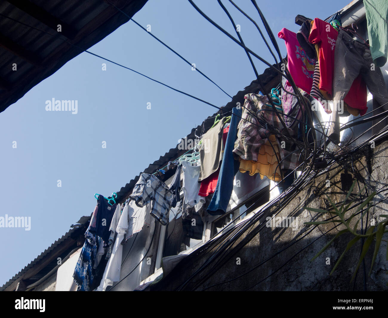 Wäscheständer in einem Fenster in einem Slum in Ilo-Ilo, Philippinen Stockfoto