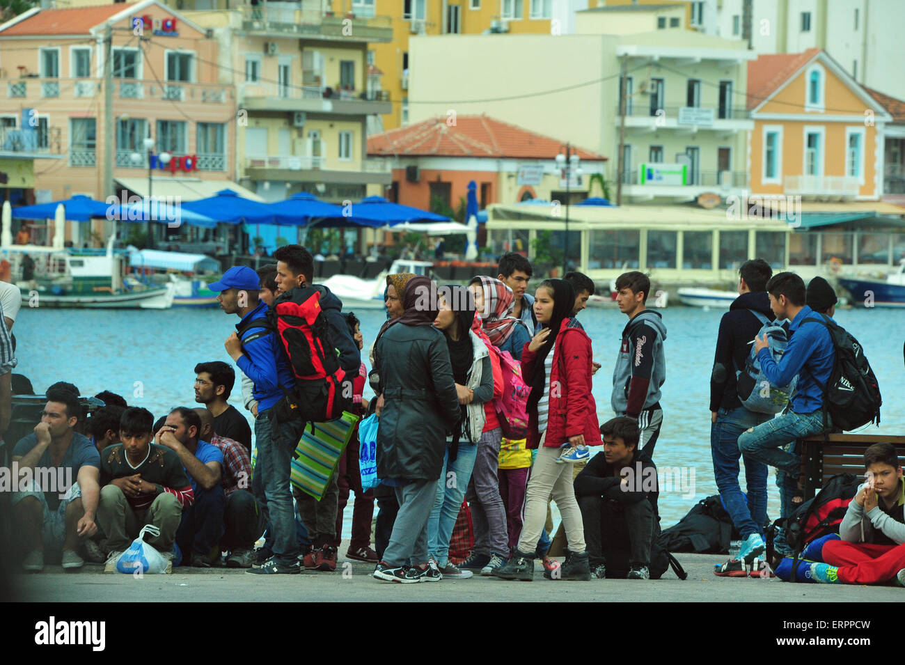 Flüchtlinge aus Syrien in den Hafen von Mytilini, Lesbos, Griechenland. Stockfoto