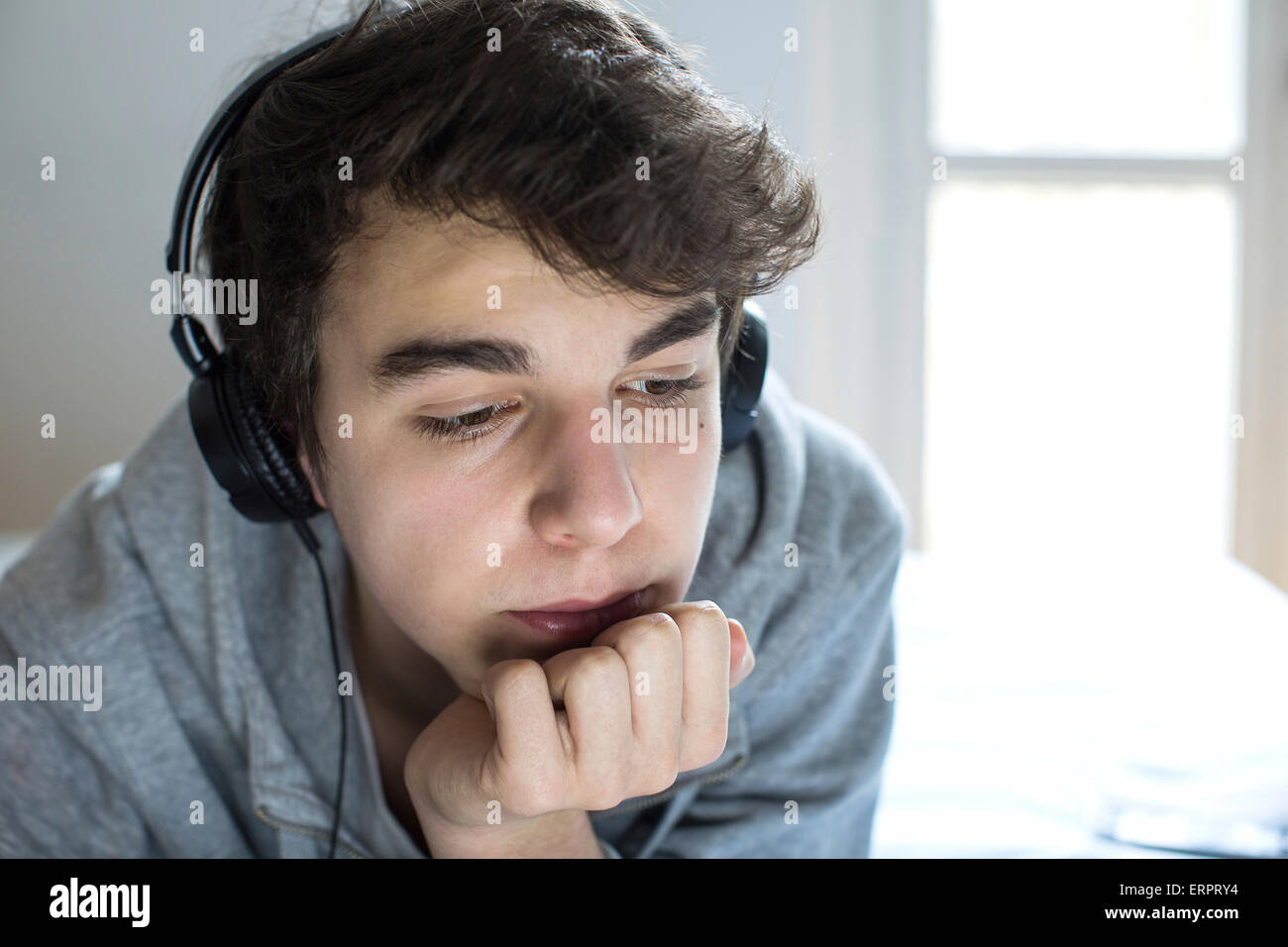 -MODELL VERÖFFENTLICHT. Junger Mann mit Kopfhörern. Stockfoto