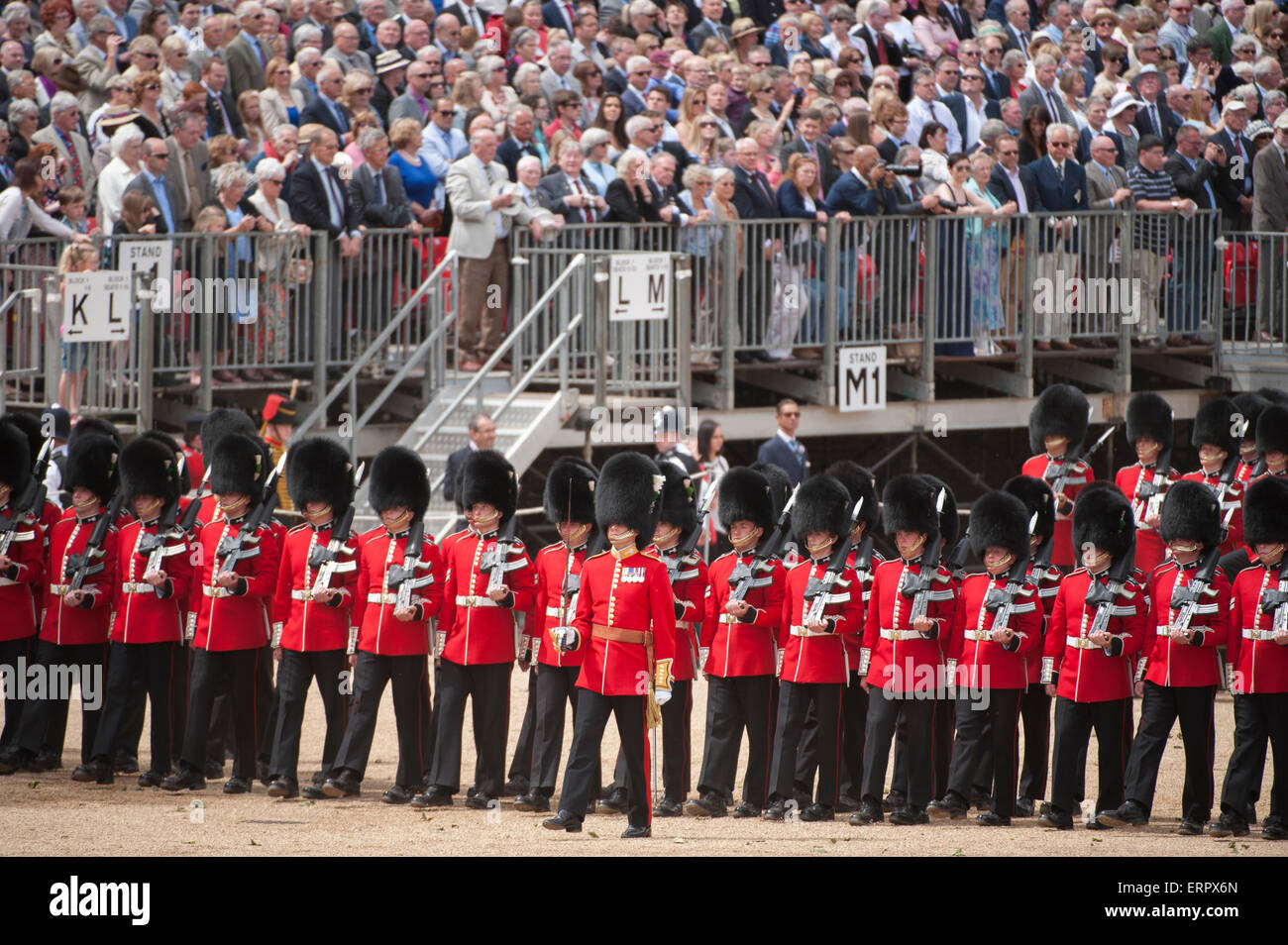 Vergangenen März durch das 1. Bataillon Welsh Guards an der Oberst Beitrag von Trooping the Colour, die Generalprobe. Stockfoto