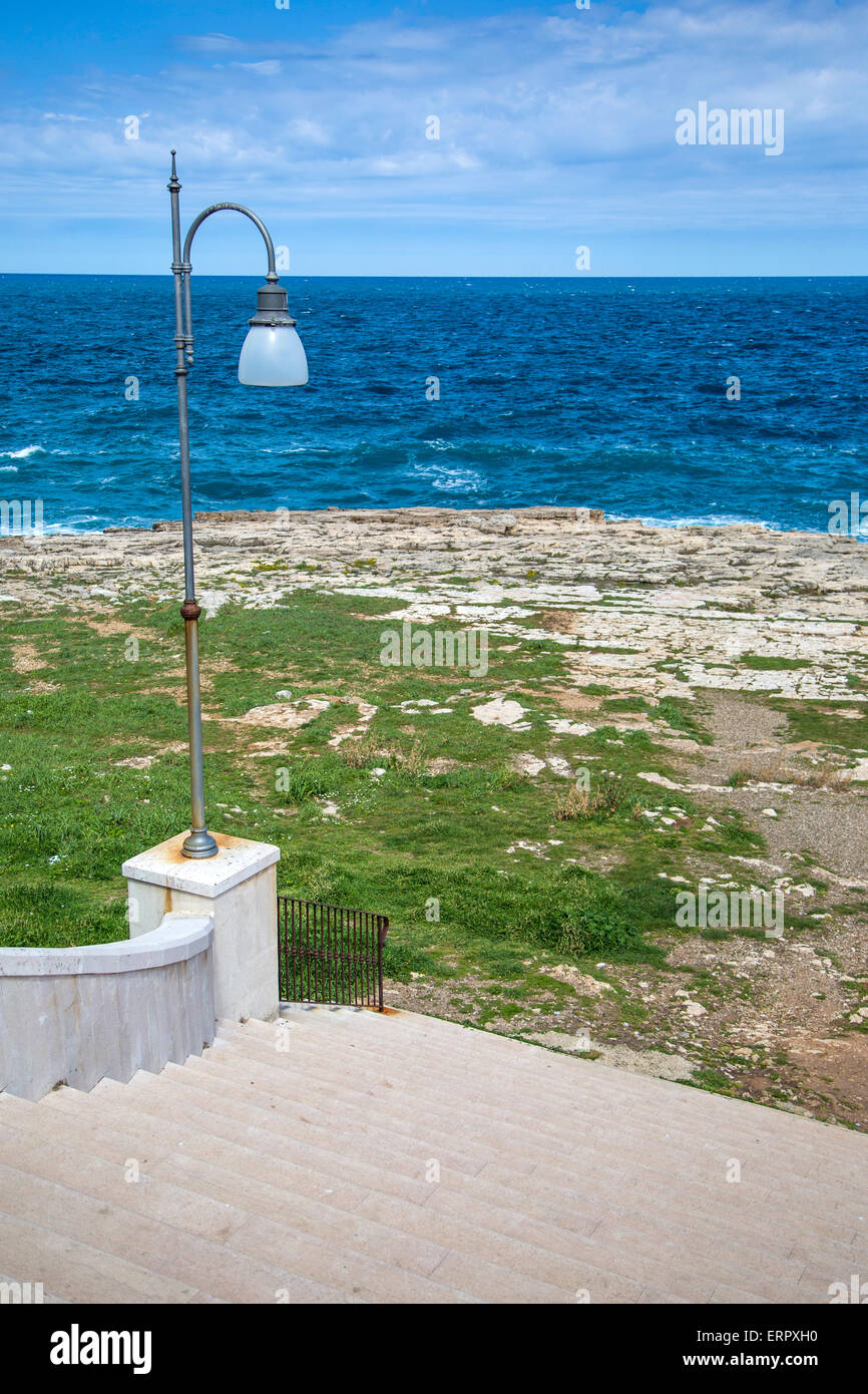 Mittelmeer an Polignano, Italien Stockfoto