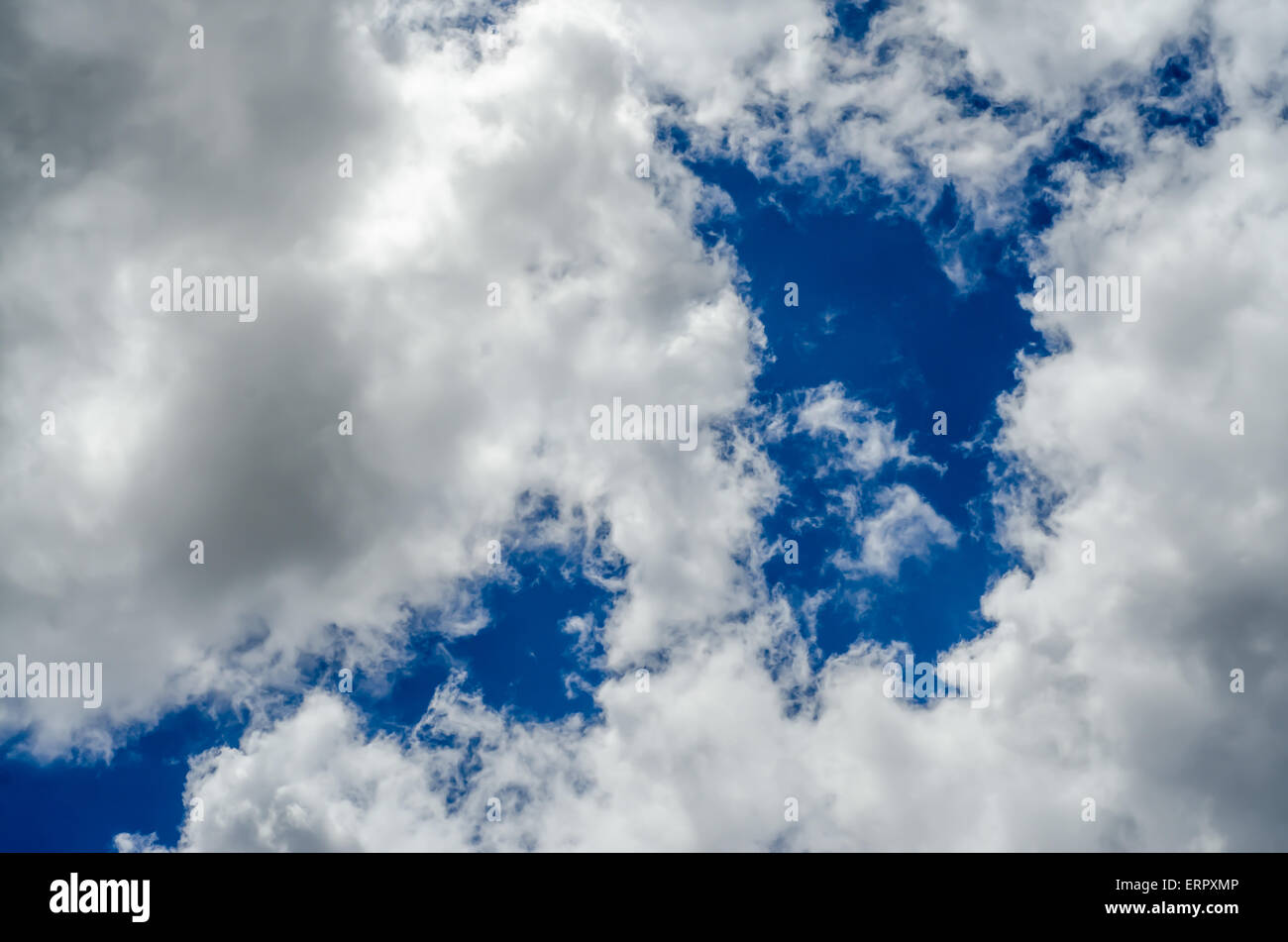 blauen Tiefen Himmel und Wolken als Backgroud/Textur Stockfoto