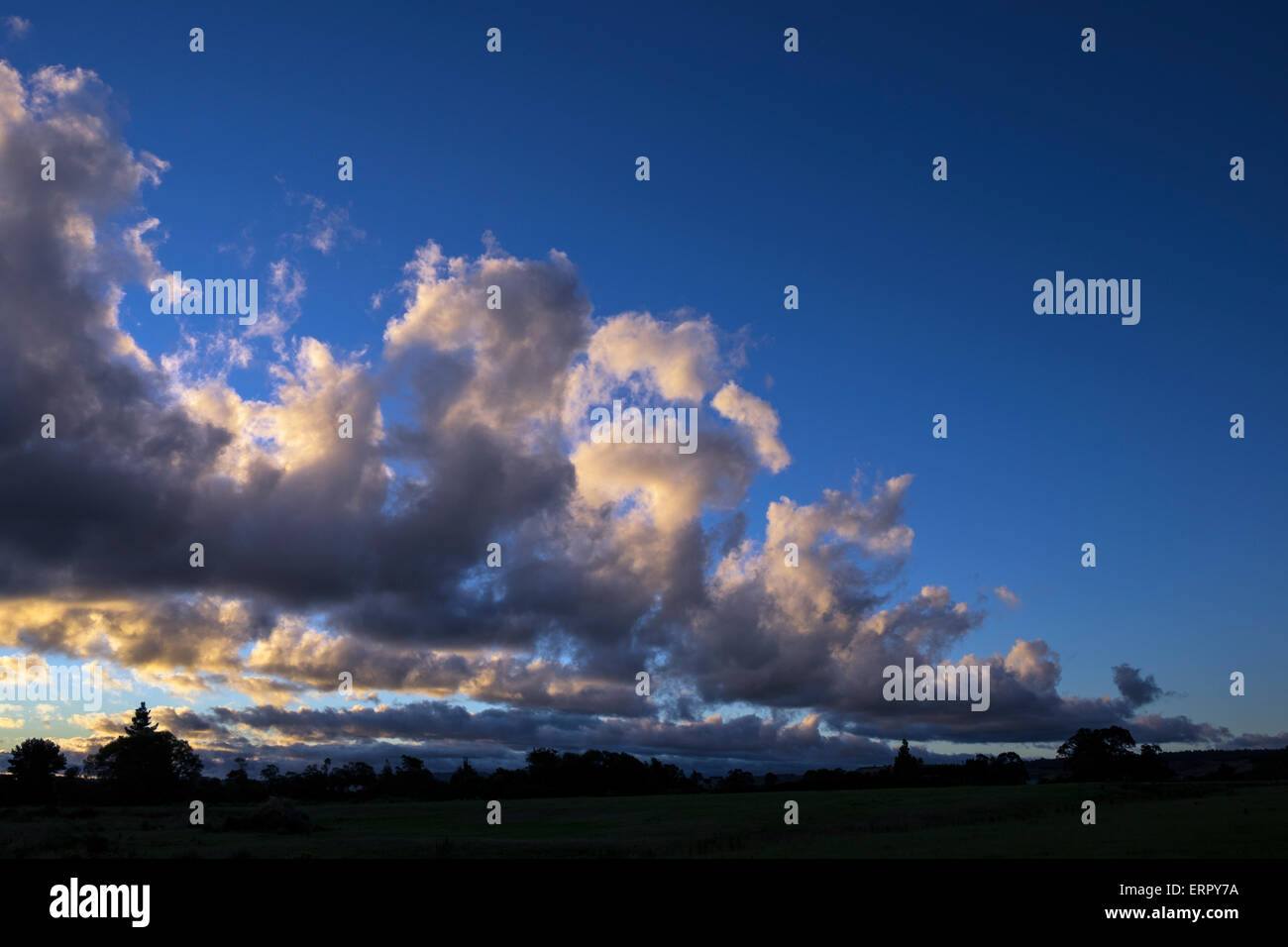 Wolkenbildung Abschattung in den tiefblauen Himmel in der Dämmerung in Ohakune in Neuseeland. Stockfoto