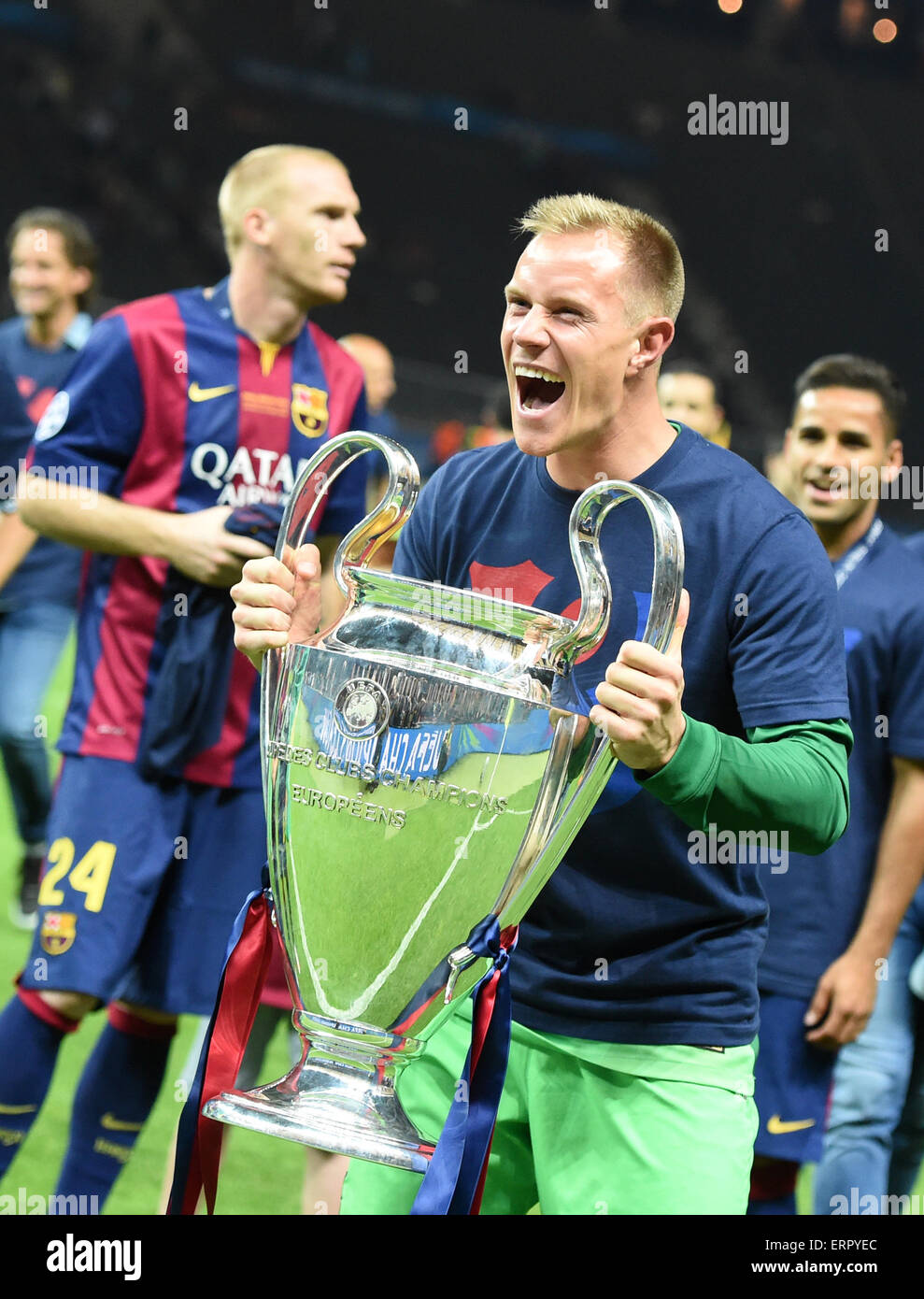 Berlin, Deutschland. 6. Juni 2015. Marc-Andre ter Stegen von Barcelona feiert mit der Trophäe nach der UEFA Champions League Finale Fußballspiel zwischen Juventus FC und dem FC Barcelona im Olympiastadion in Berlin, Deutschland, 6. Juni 2015. Foto: Marcus Brandt/Dpa/Alamy Live News Stockfoto