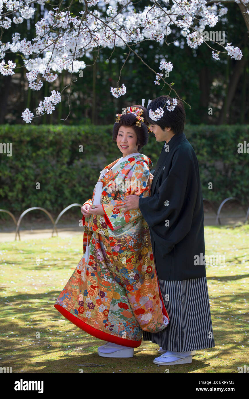 Japanisches Paar tragen traditionelle Kleidung in Koraku-En Garten, Okayama, Okayama-Präfektur, Japan Stockfoto