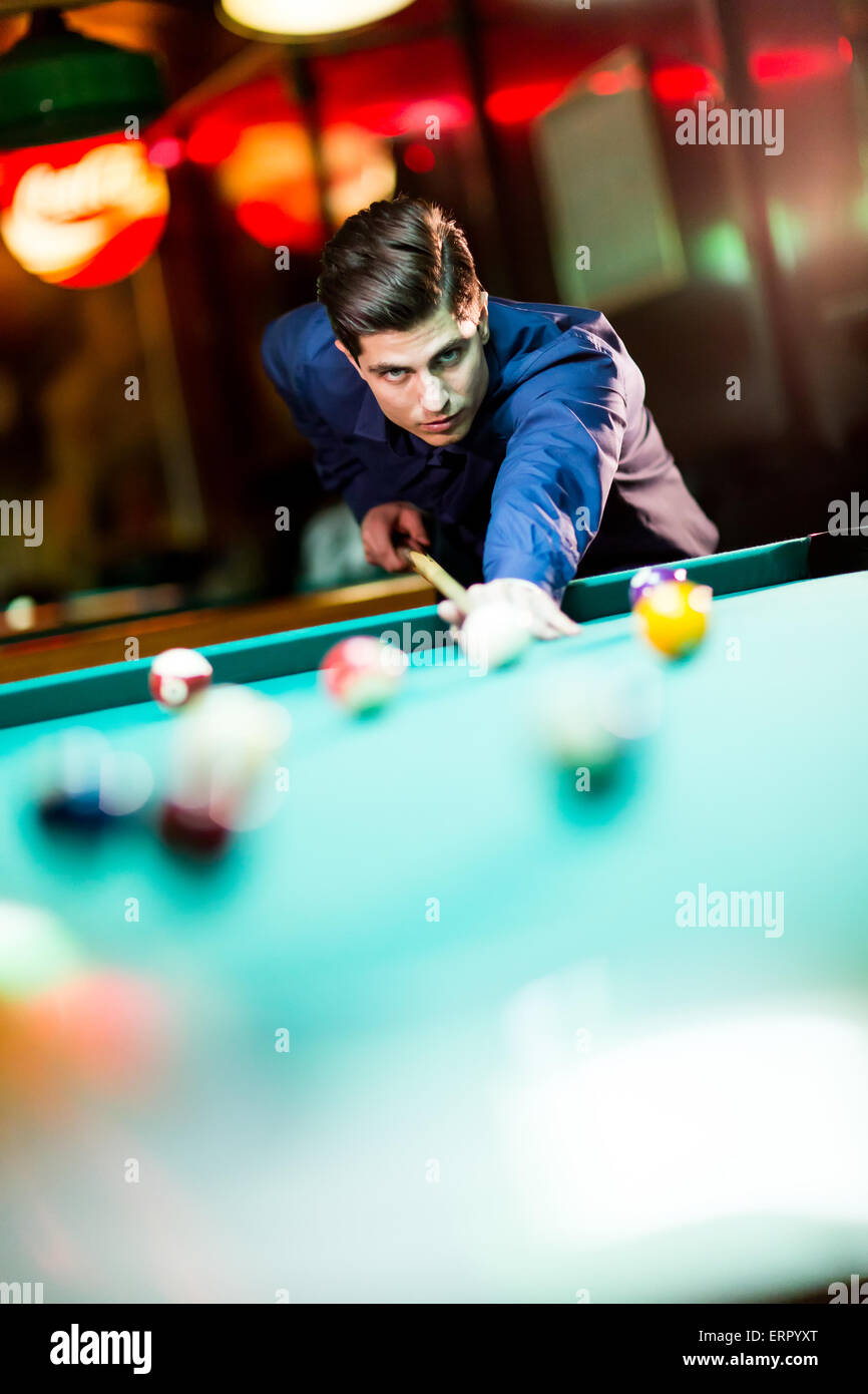 Junger Mann, Billard spielen Stockfoto