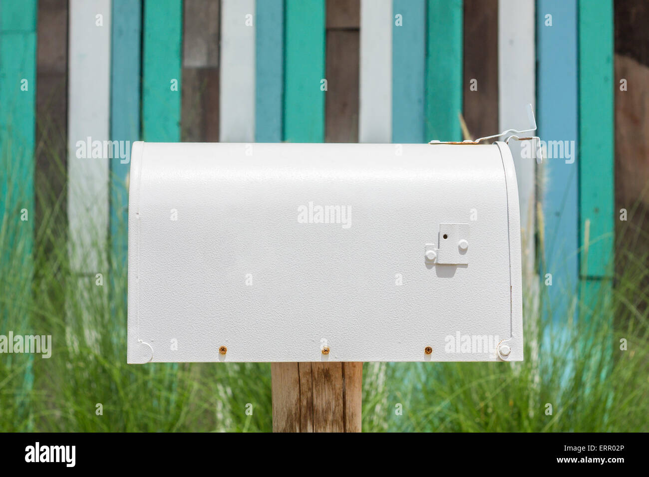 Grüner Briefkasten. Stockfoto