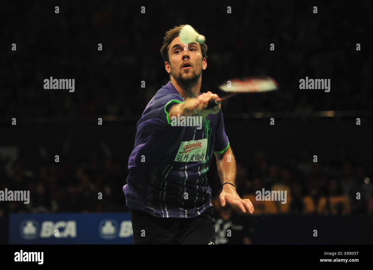 Jakarta, Indonesien. 7. Juni 2015. Jan O Jorgensen von Dänemark konkurriert während seine Männer Einzel Finale gegen Kento Momota Japans auf der BCA Indonesien Open 2015 in Jakarta, Indonesien, 7. Juni 2015. Kento Momota gewann 2: 1. Bildnachweis: Zulkarnain/Xinhua/Alamy Live-Nachrichten Stockfoto