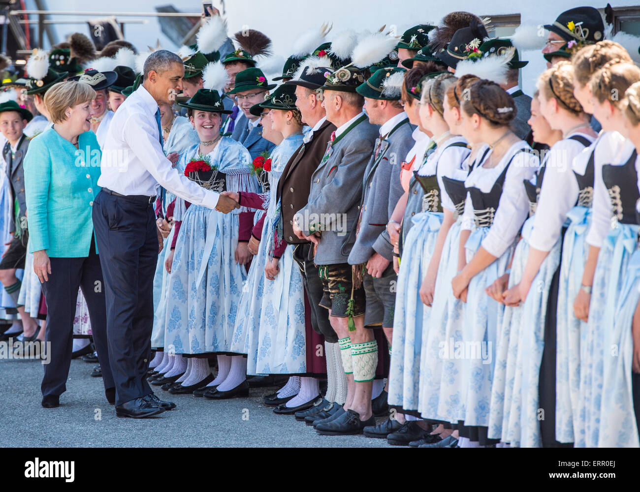 US-Präsident Barack Obama spricht zu Mitgliedern der Öffentlichkeit in traditioneller Kleidung in Krün, Deutschland, 7. Juni 2015 tritt er mit der deutschen Bundeskanzlerin Angela Merkel (L), bevor sie den G7-Gipfel in Garmisch-Partenkirchen zu besuchen. Staats- und Regierungschefs der sieben führenden Industrienationen (G7) werden voraussichtlich am 7. und 8. Juni als Höhepunkt der deutschen Ratspräsidentschaft der G7 in Schloss Elmau, Bayern, gerecht zu werden. Foto: Marc Mueller dpa Stockfoto