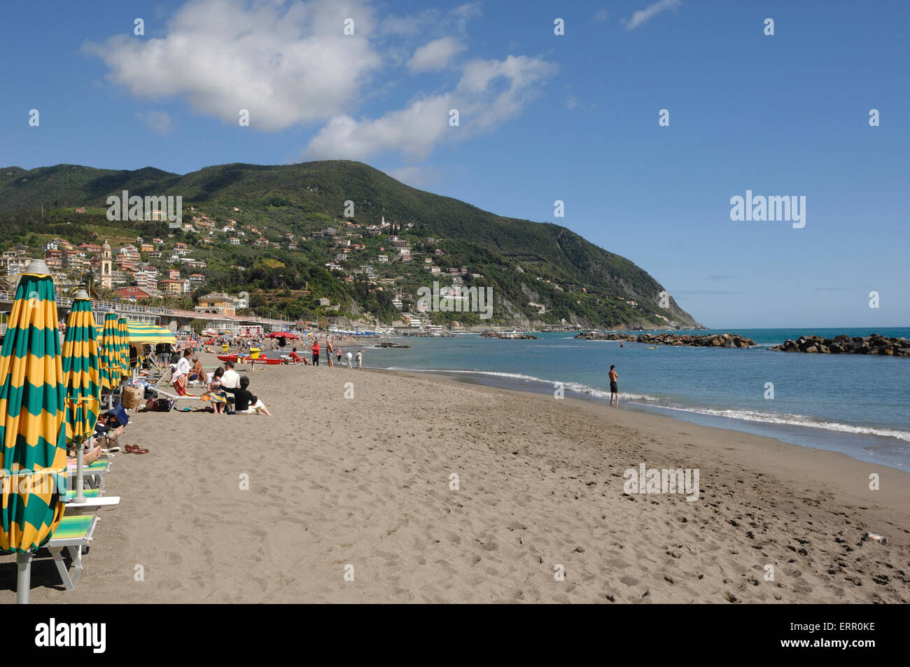 Leute an den Strand von Moneglia, Ligurien Stockfoto