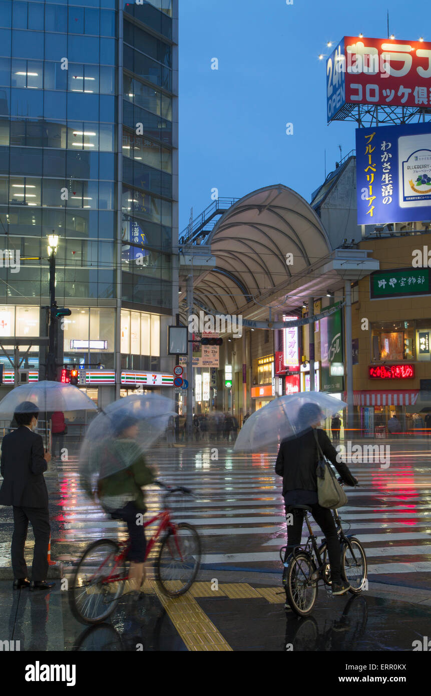 Menschen warten auf die Strasse am Hondori shopping-Arkade in der Abenddämmerung, Hiroshima, Präfektur Hiroshima, Japan Stockfoto