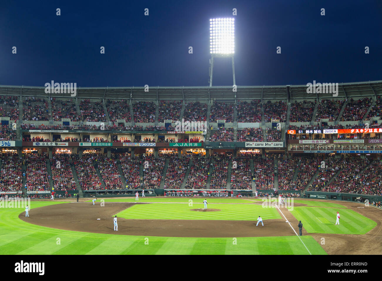 Baseball Spiel der Hiroshima Toyo Karpfen in MAZDA Zoom-Zoom Stadium Hiroshima, Präfektur Hiroshima, Japan Stockfoto