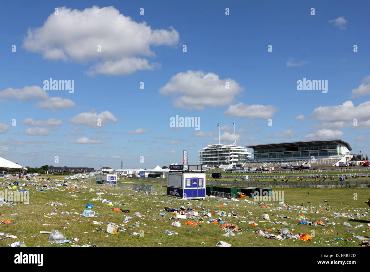 Epsom Downs, Surrey, UK. 7. Juni 2015. Was nicht die Königin zu sehen! Am Morgen nach Derby Day, das große Aufräumen, im Gange ist hinter sich gelassen mit einer Armee von Wurf Kommissionierer beschäftigt, tonnenweise Müll zu entfernen durch Rennen Gänger nach zwei Tagen des Rennsports in Epsom Downs Surrey. Bildnachweis: Julia Gavin UK/Alamy Live-Nachrichten Stockfoto