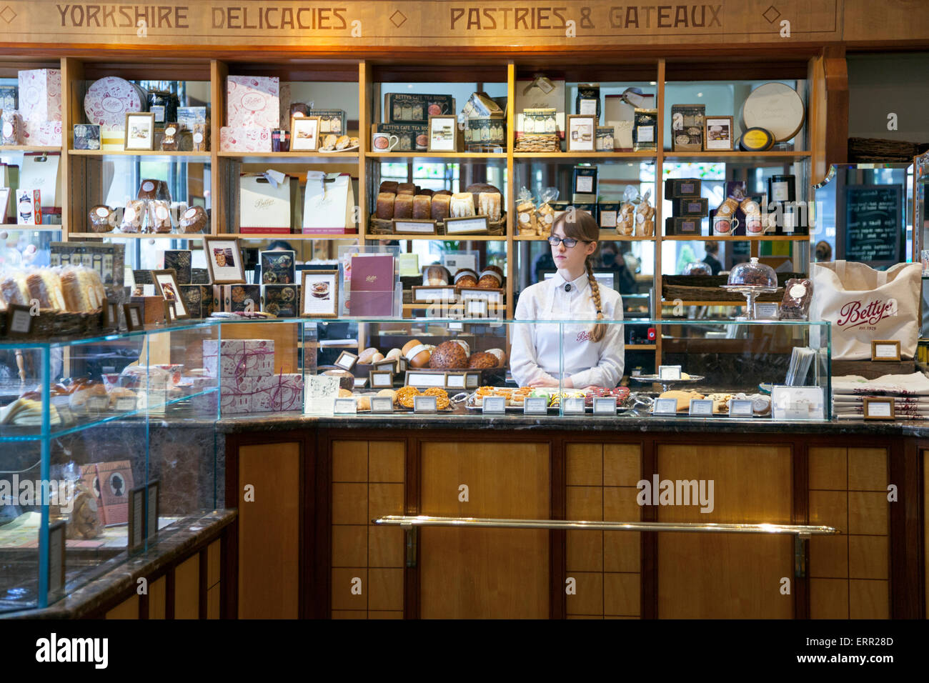 Dame an der Theke von Bettys Cafe und Teestuben, York, England Stockfoto