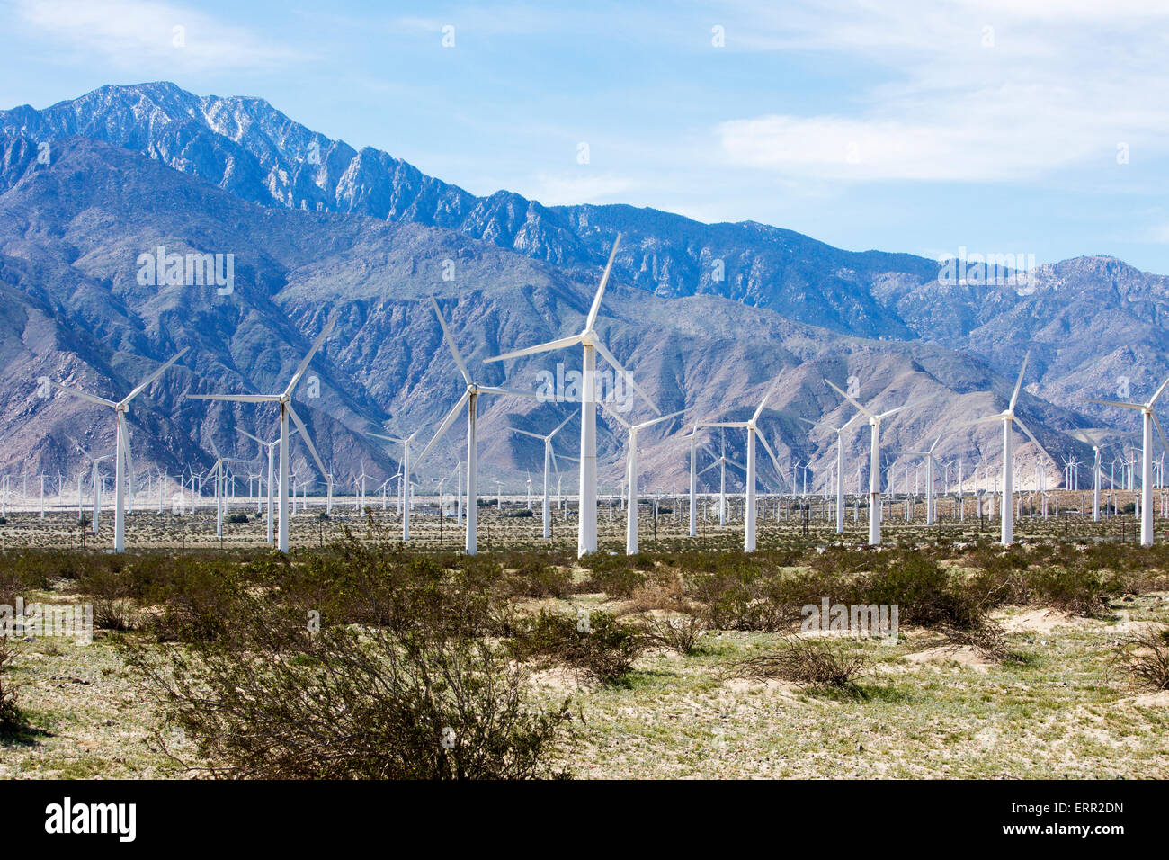 Windkraftanlagen in der Wüste außerhalb von Palm Springs, Kalifornien Stockfoto