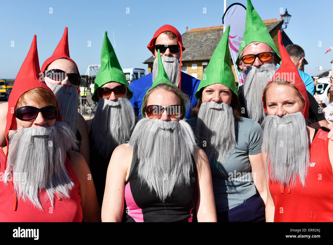Leigh on Sea, Essex, England. 7. Juni 2015. Konkurrenten im Kostüm wartet auf den Start des jährlichen "Insel zu Insel Mud Run". Bildnachweis: Gordon Scammell/Alamy Live-Nachrichten Stockfoto