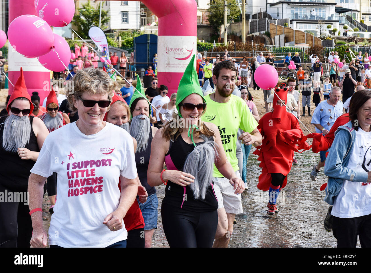 Leigh on Sea, Essex, England. 7. Juni 2015. Aufgeregt Konkurrenten zu Beginn der jährlichen "Insel zu Insel Mud Run" ausgeführt. Bildnachweis: Gordon Scammell/Alamy Live-Nachrichten Stockfoto