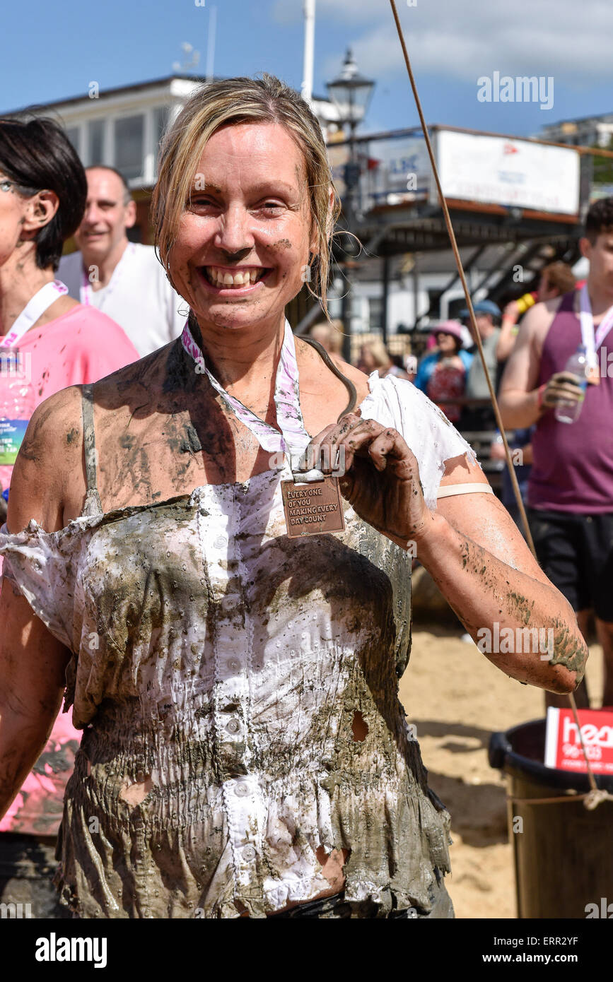 Leigh on Sea, Essex, England. 7. Juni 2015.  Ein Konkurrent gerne das Finish auf der "Insel zu Insel Mud Run" gemacht haben. Bildnachweis: Gordon Scammell/Alamy Live-Nachrichten Stockfoto