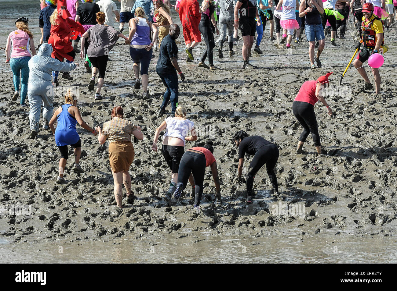 Leigh on Sea, Essex, England. 7. Juni 2015. Konkurrenten Rennen quer durch das Watt in der Themse-Mündung für die jährliche "Insel zu Insel Mud Run". Bildnachweis: Gordon Scammell/Alamy Live-Nachrichten Stockfoto