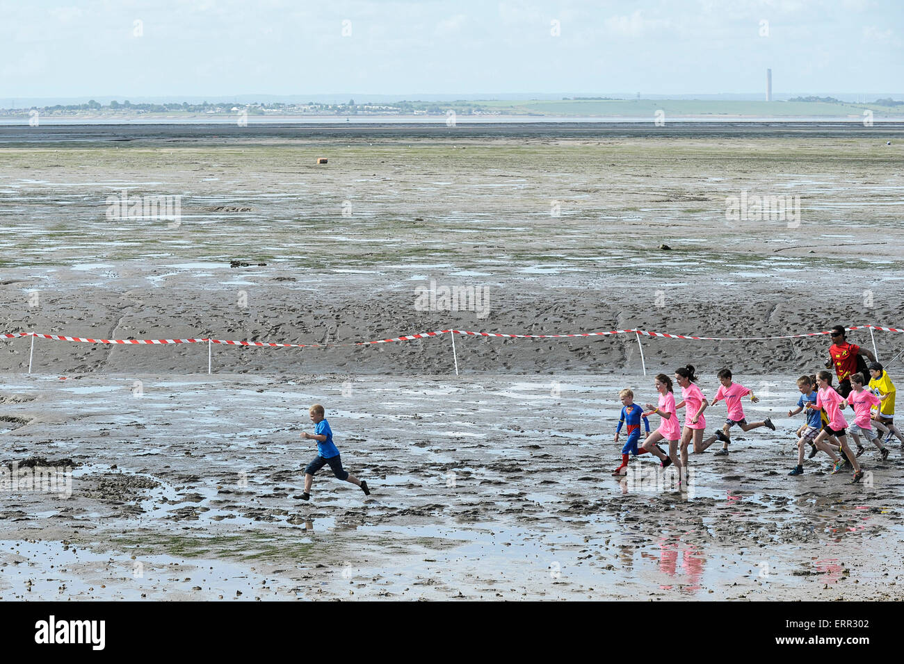 Leigh on Sea, Essex, England. 7. Juni 2015. Kinder Rennen entlang dem Vorland der Themse-Mündung, wie sie an der jährlichen "Insel zu Insel Mud Run" teilnehmen. Bildnachweis: Gordon Scammell/Alamy Live-Nachrichten Stockfoto