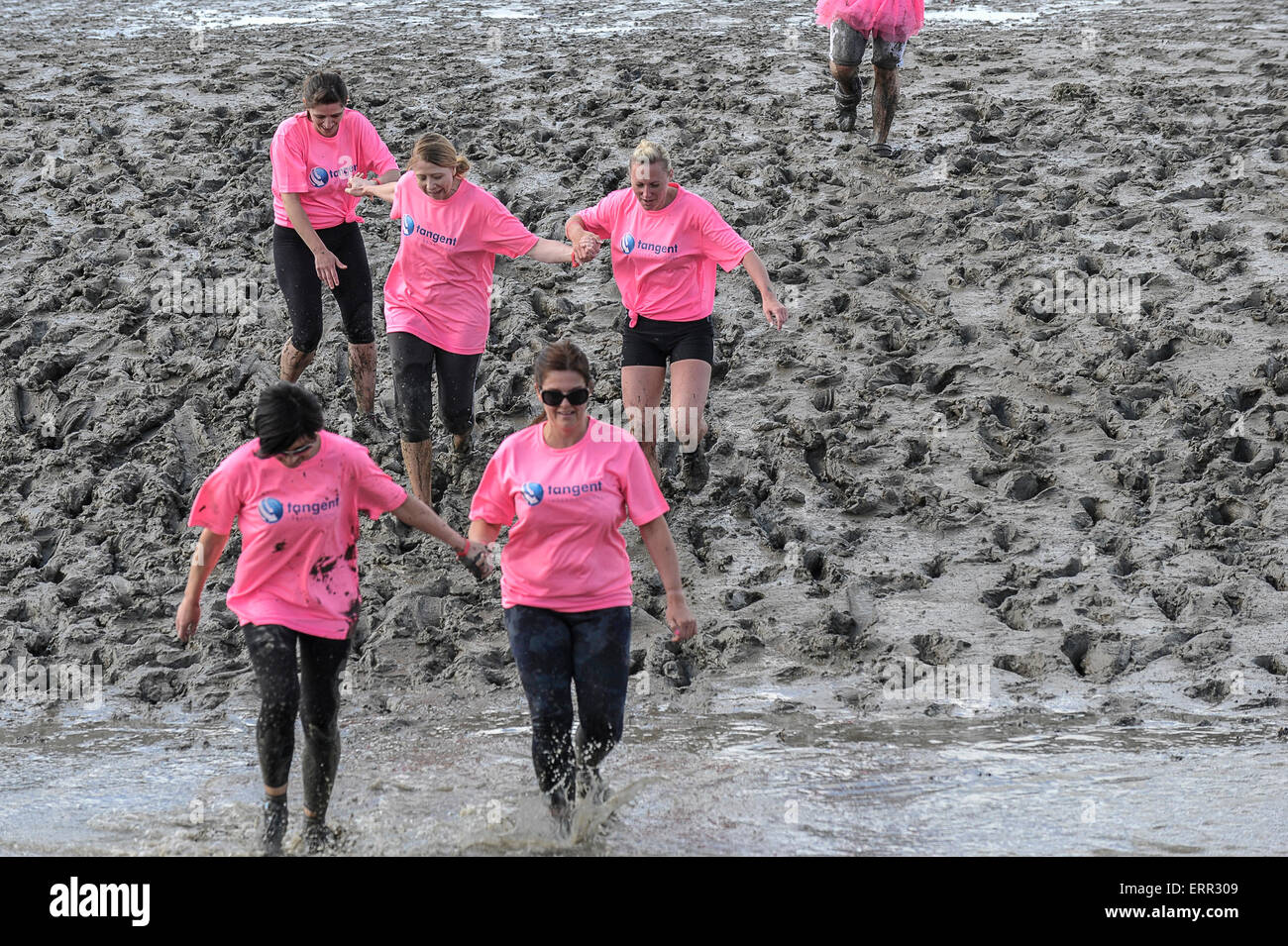 Leigh on Sea, Essex, England. 7. Juni 2015. Konkurrenten, die kurz vor dem Abschluss der jährlichen "Insel zu Insel Mud Run". Bildnachweis: Gordon Scammell/Alamy Live-Nachrichten Stockfoto