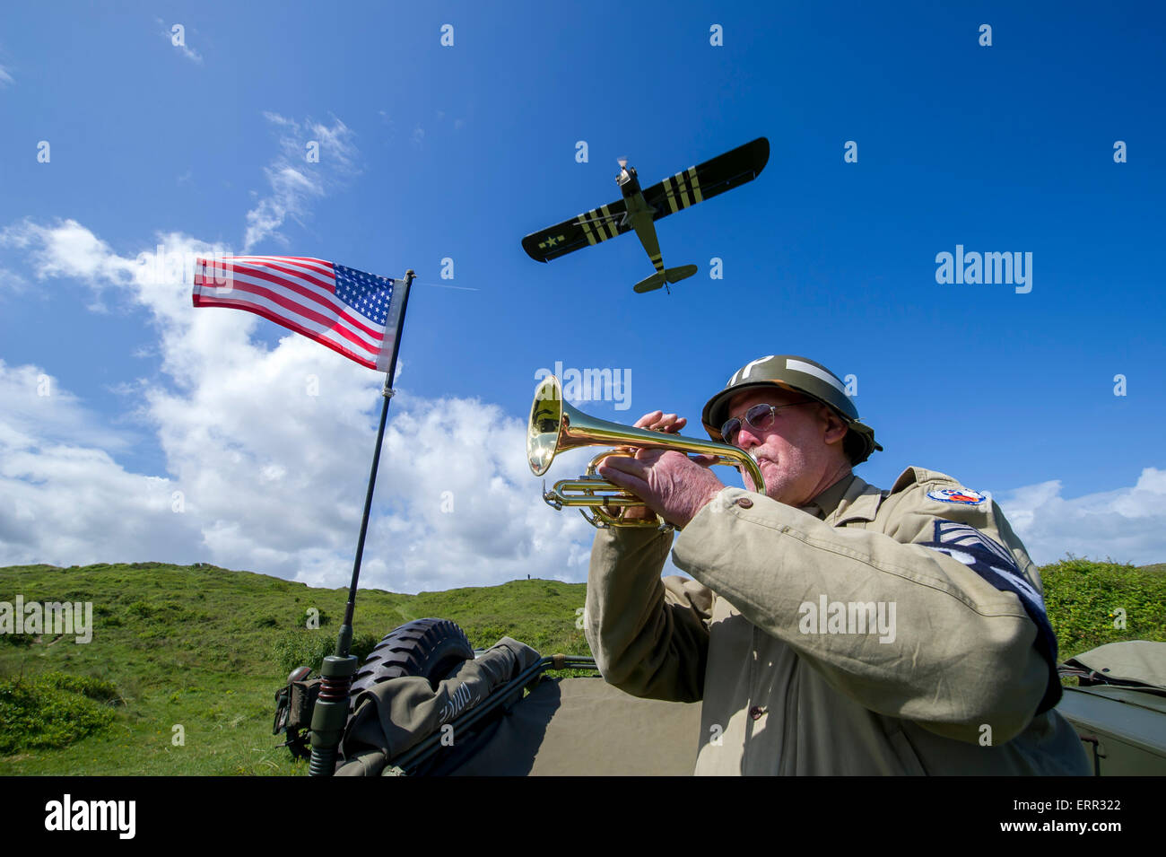 Braunton Burrows, Devon. 6. Juni 2015.  Lebendige Geschichte Re-enactment nehmen Teil in einen d-Day Commerative Service Kennzeichnung 71 Jahre seit dem d-Day Landungen. Abgebildet auf Braunton Burrows, Devon, wo amerikanische Truppen für die Invasion von Europa am 6. Juni 1944 ausgebildet. Abgebildet ist Living History Bugler David Bunney spielen die letzte Hommage post, wie historische Flugzeuge vorbei fliegen.   Bild copyright Kerl Harrop info@guyharrop. Bildnachweis: Kerl Harrop/Alamy Live News Stockfoto