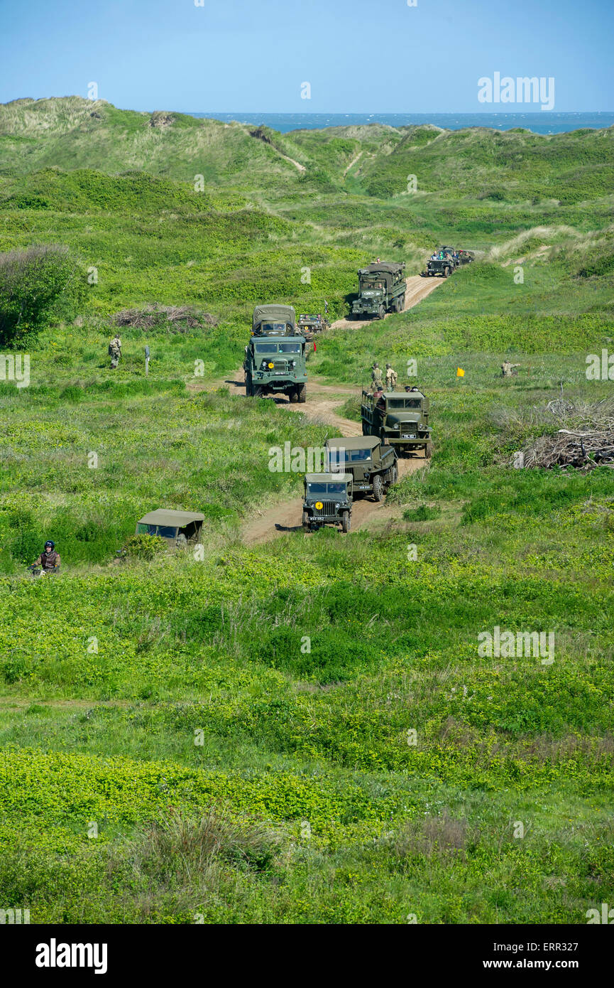 Braunton Burrows, Devon. 6. Juni 2015.  Lebendige Geschichte Re-enactment nehmen Teil in einen d-Day Commerative Service Kennzeichnung 71 Jahre seit dem d-Day Landungen. Abgebildet auf Braunton Burrows, Devon, wo amerikanische Truppen für die Invasion von Europa am 6. Juni 1944 ausgebildet. Abgebildet sind einige der Konvoi, die Teilnahme an der Veranstaltung am Wochenende.    Bild copyright Kerl Harrop info@guyharrop. Bildnachweis: Kerl Harrop/Alamy Live News Stockfoto