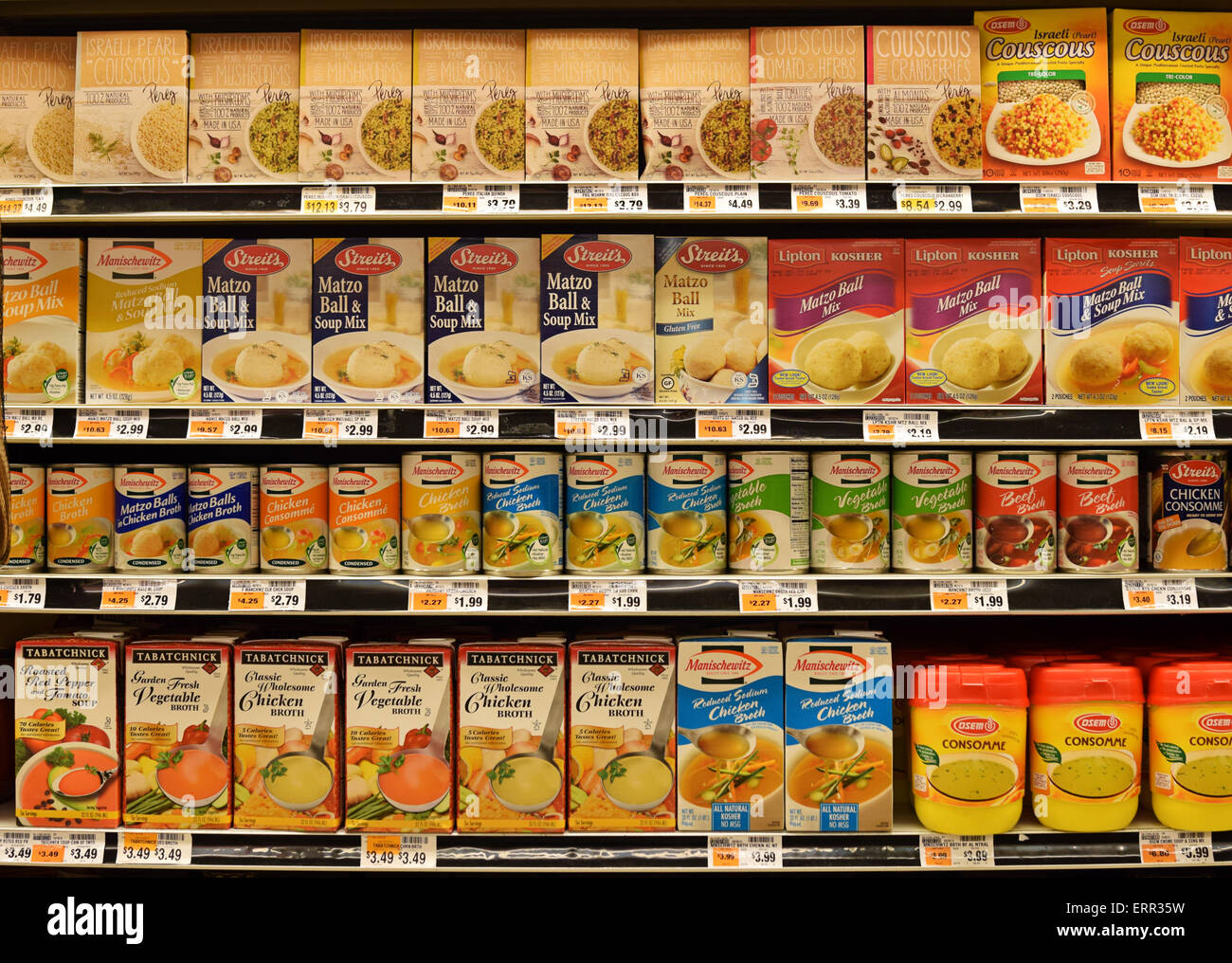 Eine Auswahl an verpackten jüdische Speisen zum Verkauf an Waldbaums Supermarkt in Whitestone, Queens, New York. Stockfoto