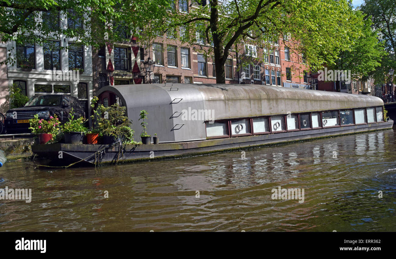 Ein schönes Hausboot auf einem Kanal in Amsterdam, Holland. Stockfoto