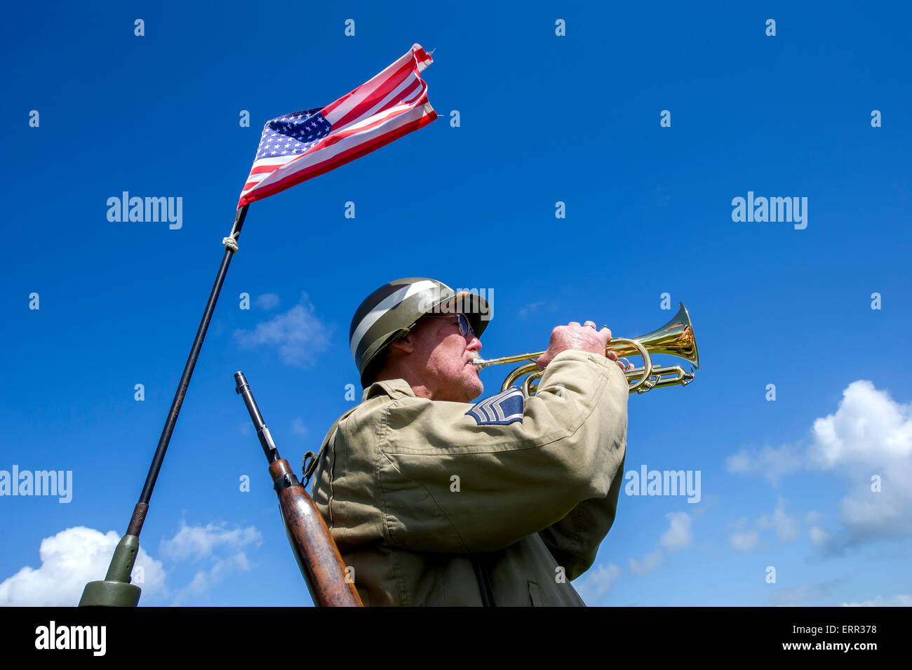 Braunton Burrows, Devon. 6. Juni 2015.  Lebendige Geschichte Re-enactment nehmen Teil in einen d-Day Commerative Service Kennzeichnung 71 Jahre seit dem d-Day Landungen. Abgebildet auf Braunton Burrows, Devon, wo amerikanische Truppen für die Invasion von Europa am 6. Juni 1944 ausgebildet. Abgebildet ist Living History Bugler David Bunney spielen den letzten Tribut veröffentlichen.   Bild copyright Kerl Harrop info@guyharrop. Bildnachweis: Kerl Harrop/Alamy Live News Stockfoto