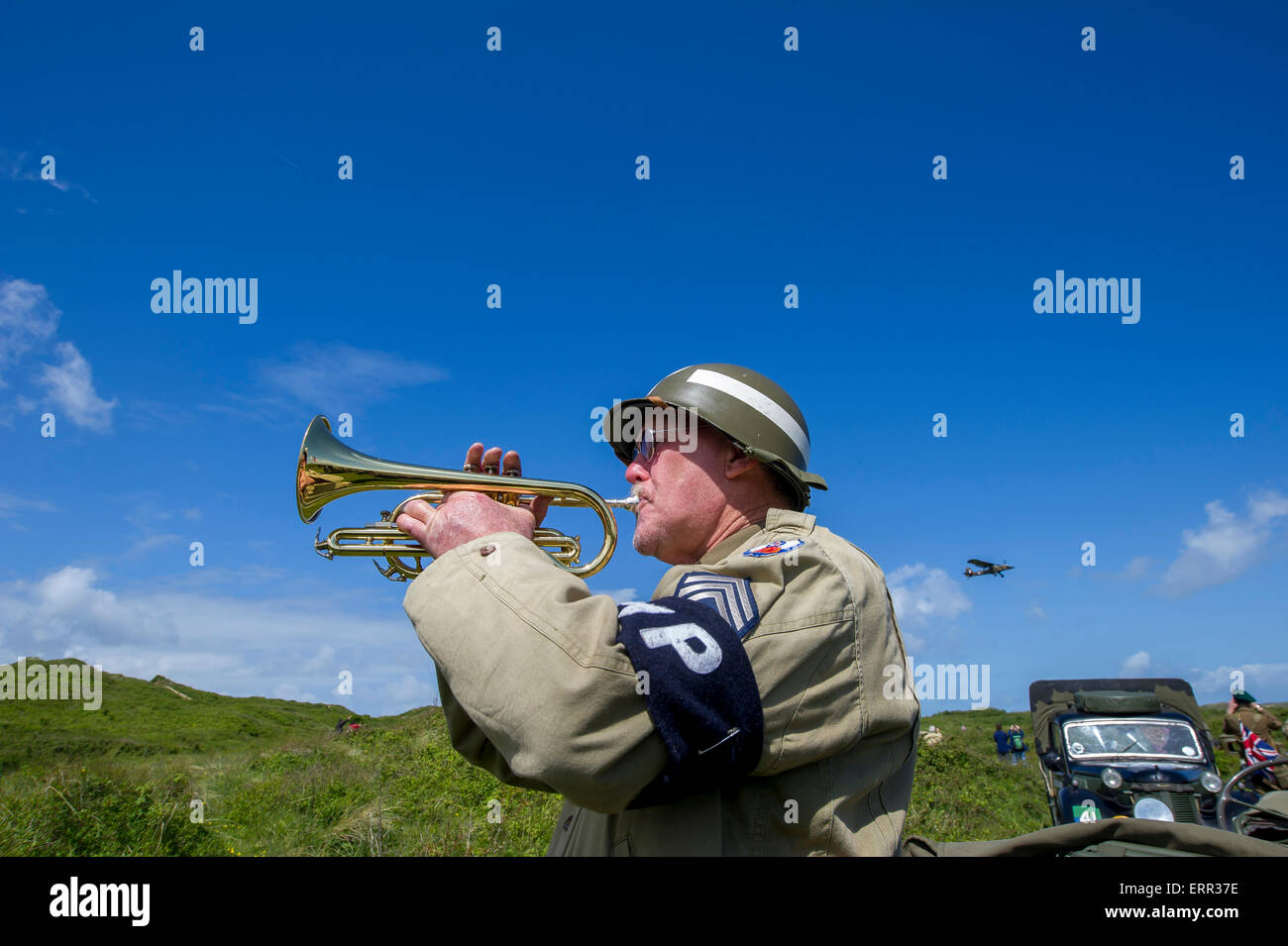 Braunton Burrows, Devon. 6. Juni 2015.  Lebendige Geschichte Re-enactment nehmen Teil in einen d-Day Commerative Service Kennzeichnung 71 Jahre seit dem d-Day Landungen. Abgebildet auf Braunton Burrows, Devon, wo amerikanische Truppen für die Invasion von Europa am 6. Juni 1944 ausgebildet. Abgebildet ist Living History Bugler David Bunney spielen den letzten Tribut veröffentlichen.   Bild copyright Kerl Harrop info@guyharrop. Bildnachweis: Kerl Harrop/Alamy Live News Stockfoto