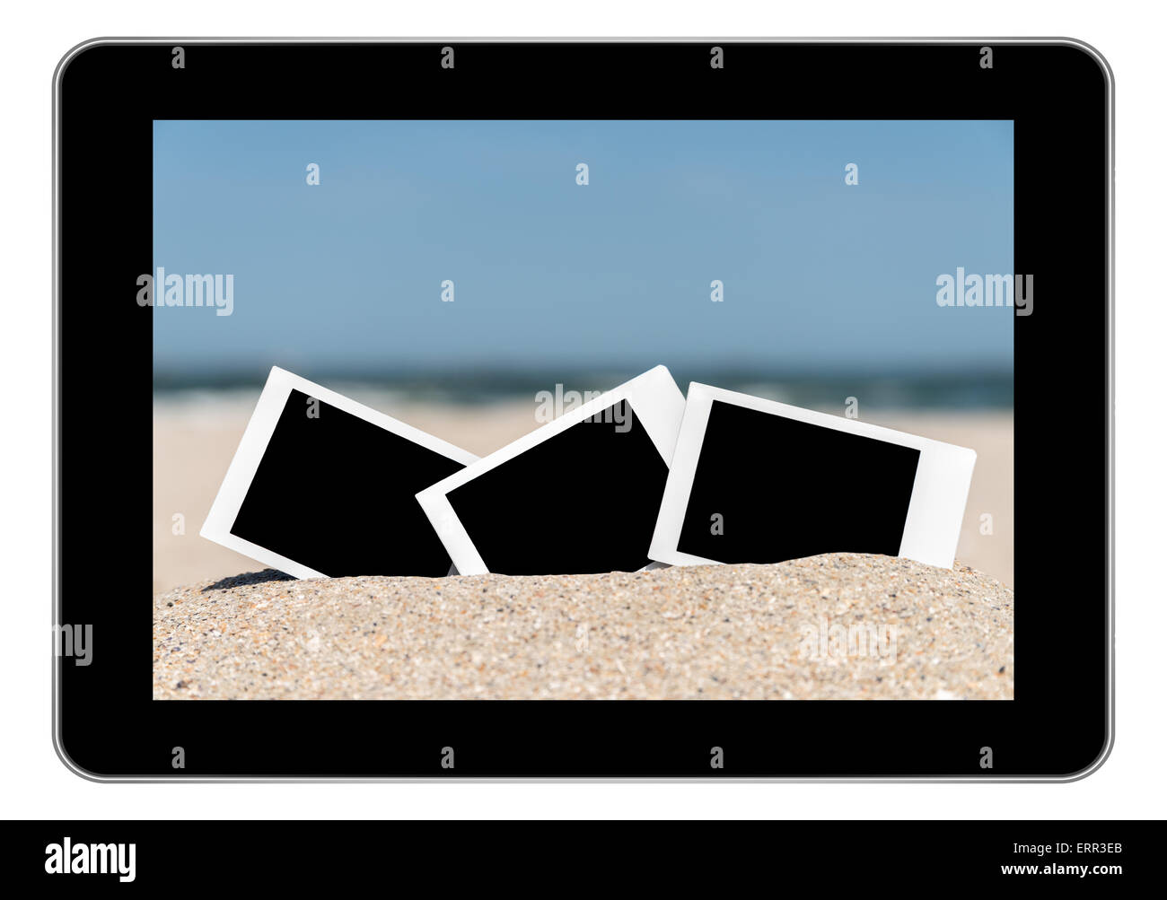 Leere Retro-Sofortbilder auf Strandsand im Sommer auf modernen Tablet Stockfoto