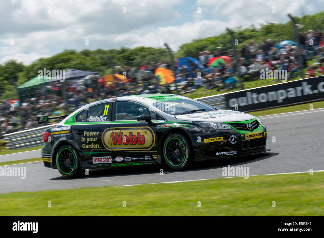 Simon Belcher und handliche Motorsport Toyota Avensis Laufwerke während der Dunlop MSA British Touring Car Championship am Oulton Park am 7. Juni 2015 in kleinen BUDWORTH, CHESHIRE, Vereinigtes Königreich (Foto: Gergo Toth / Alamy Live News) Stockfoto