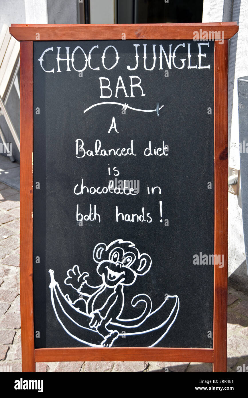 Eine lustige Zeichen die Menschen ermutigen, Schokolade zu essen. Außerhalb der Choco Jungle Bar in Brugge, Belgien Stockfoto