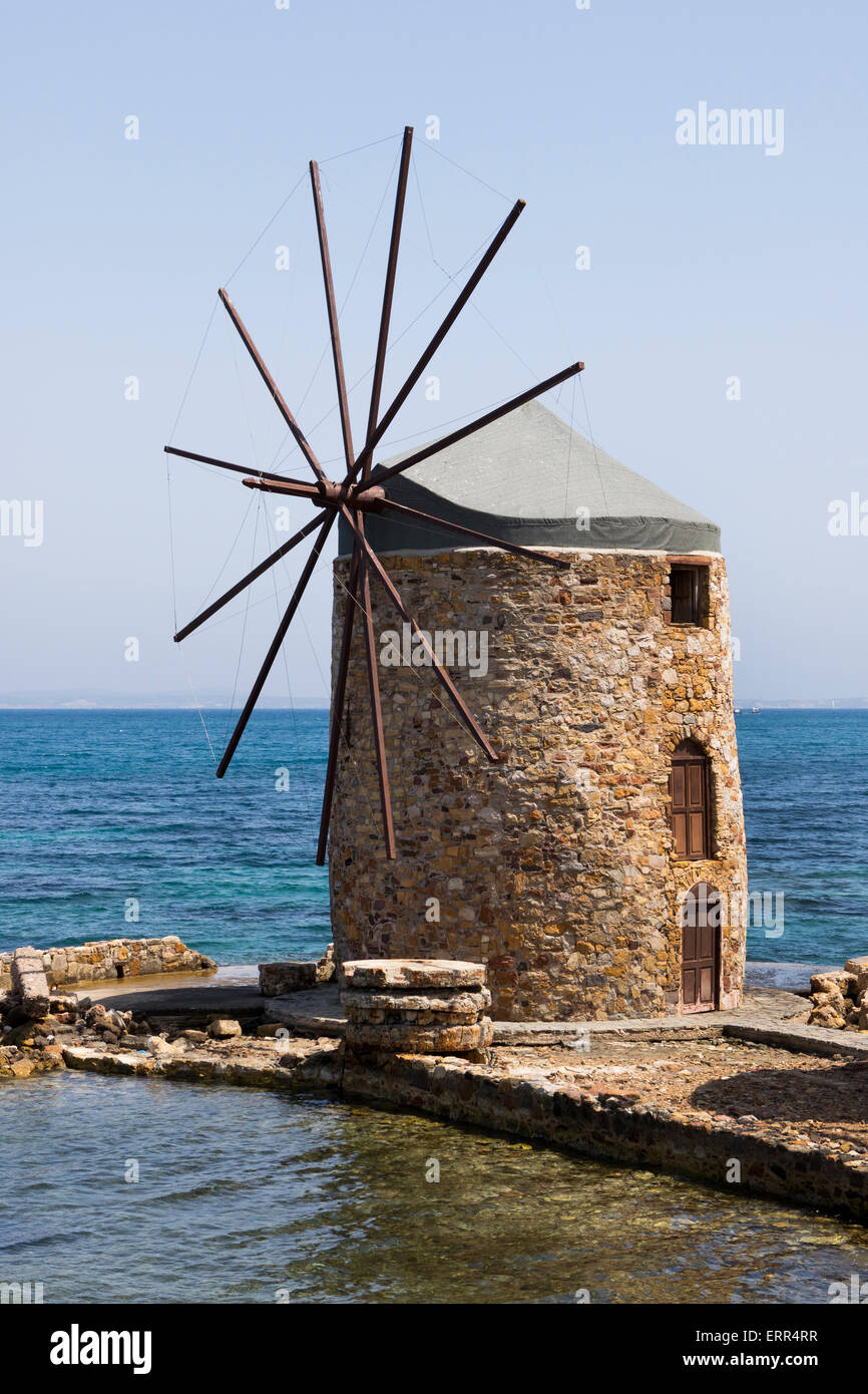 Renovierte alte Windmühle am Vrondados an der Ostküste von Chios, Griechenland Stockfoto