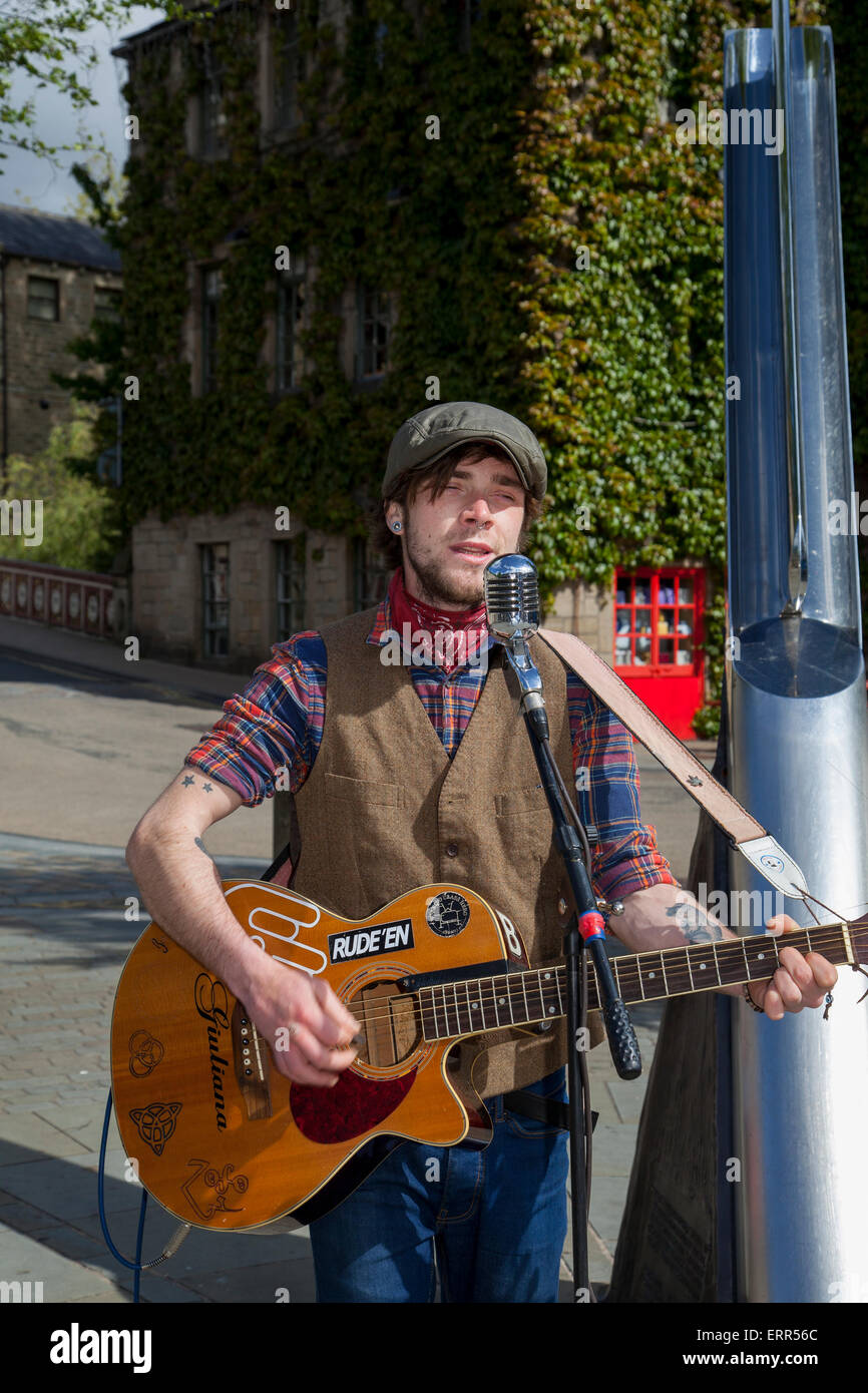 Brendan McMahon beim Hebden Bridge Festival. Die 8. Hebden Bridge Handmade Parade unter dem Motto „Blowing in the Wind“, die Kunst der Handmade. Ein Festival von Veranstaltungen mit Künstlern und Künstlern, die eine atemberaubende Veranstaltung schaffen, eine Gelegenheit für bis zu 1000 Personen, die Straßen der Hebden Bridge, Calderdale, Yorkshire, zu tanzen, Juni 2015. Stockfoto