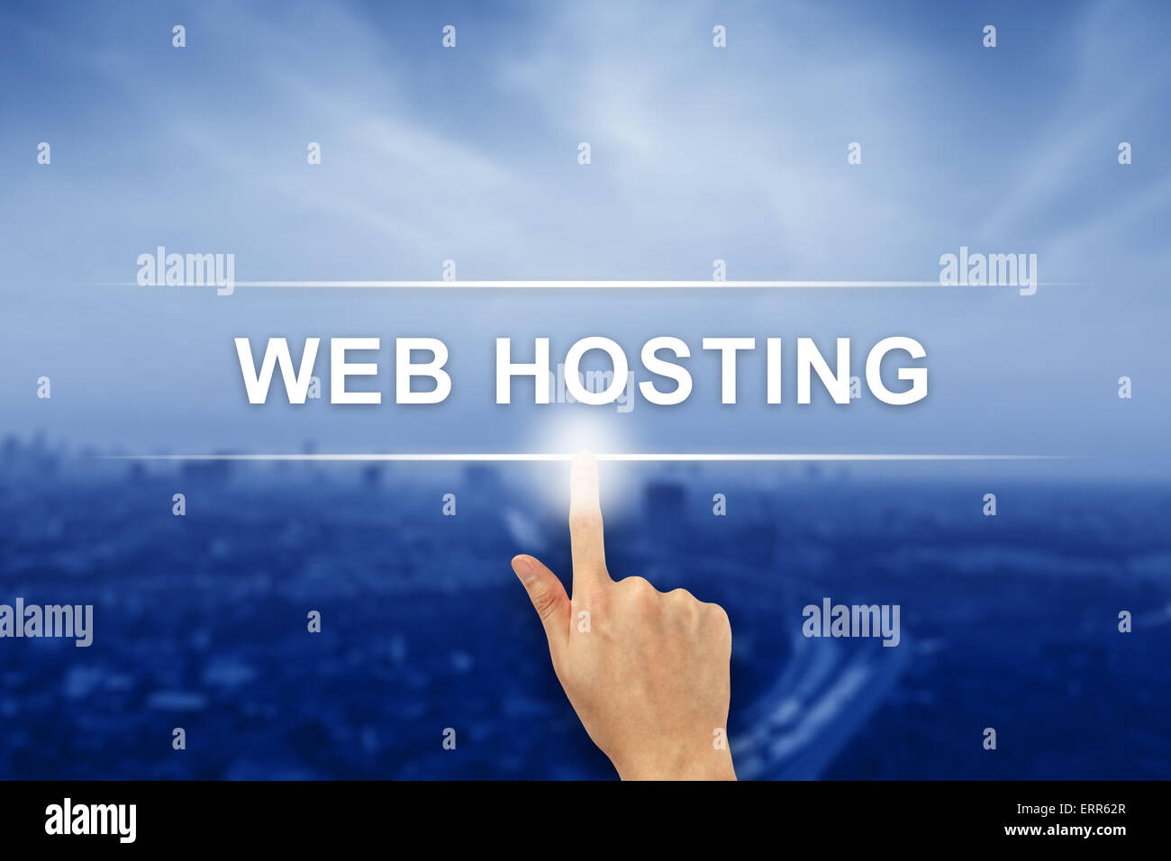 die Hand drückend Web Hosting-Taste auf einer virtuellen Bildschirm-Oberfläche Stockfoto