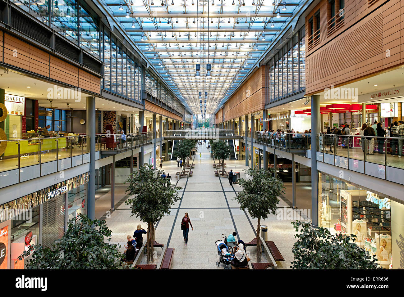 Deutschland, Berlin, Bezirk Mitte, Arraden Shopping Mall. Stockfoto