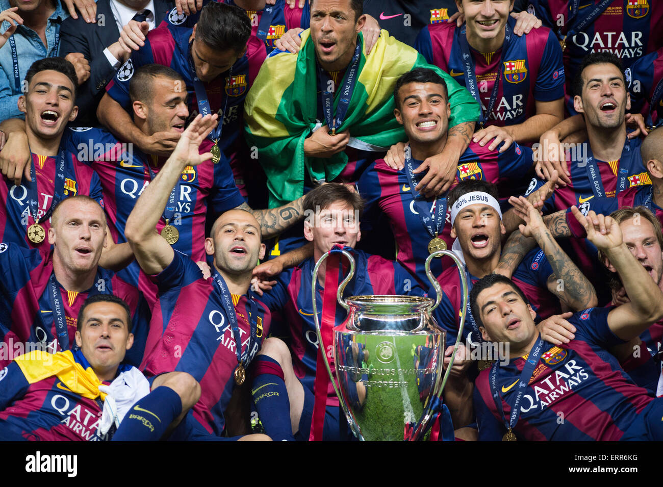 Berlin, Deutschland. 6. Juni 2015. Barcelona-Team Gruppe Fußball: Barcelona-Spieler feiern mit der Trophäe nach dem Gewinn der UEFA Champions League Finale Partie zwischen Juventus 1-3 FC Barcelona im Olympiastadion in Berlin, Deutschland. Bildnachweis: Maurizio Borsari/AFLO/Alamy Live-Nachrichten Stockfoto