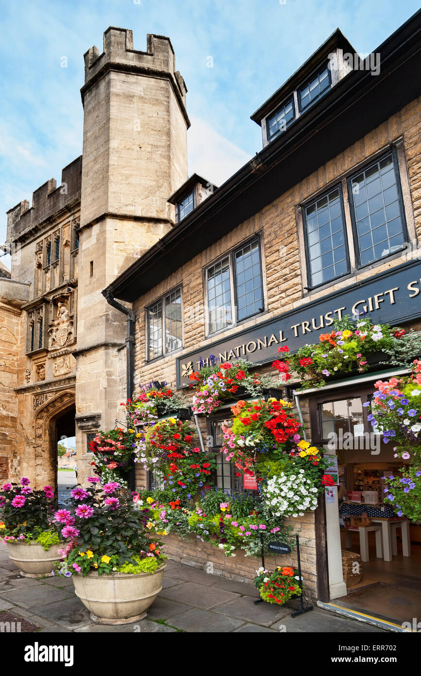 Brunnen Marktplatz Bischofs Palast, Auge-Gateway, Somerset, England, Vereinigtes Königreich Stockfoto